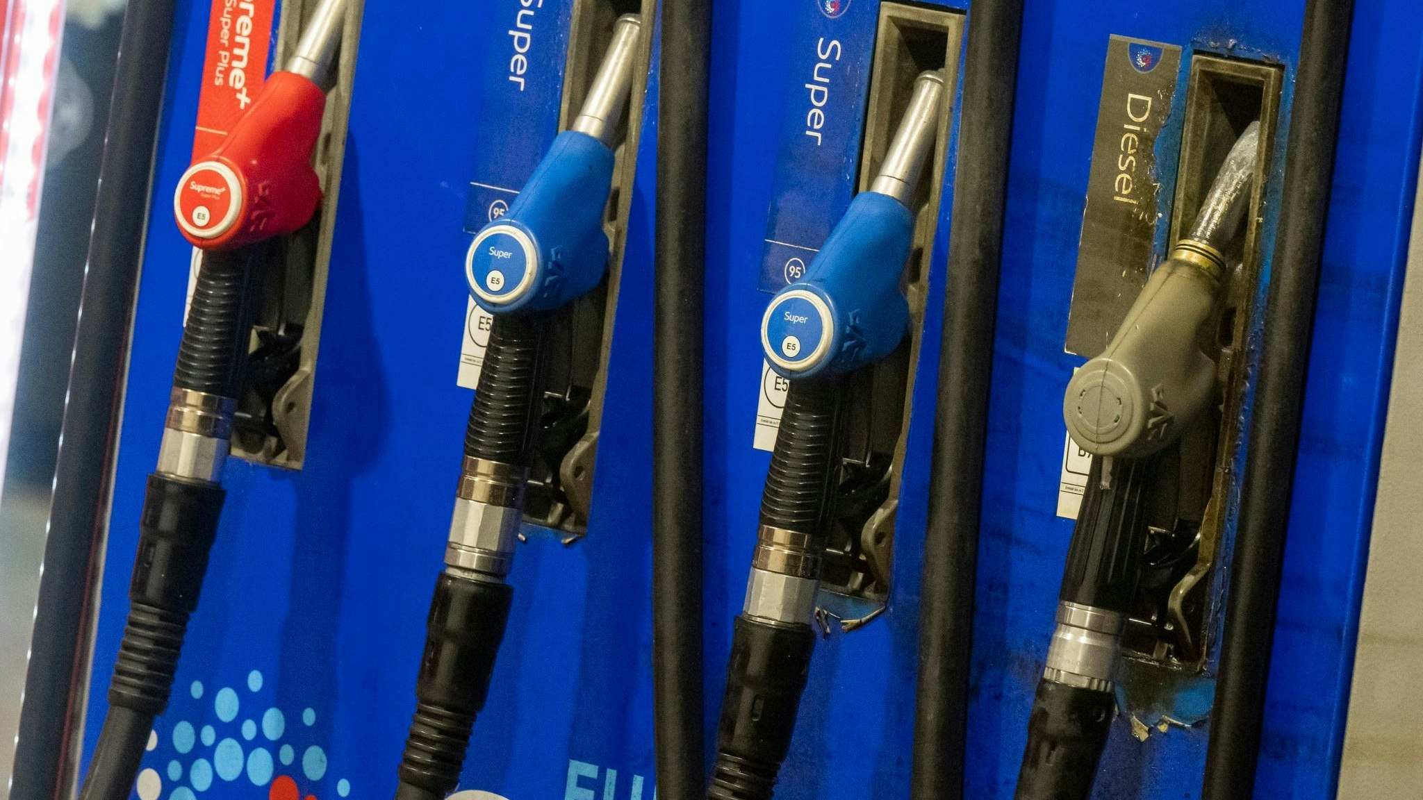 Vier Zapfpistolen hängen an einer Tankstelle in der Innenstadt. Im Europa-Vergleich hat Deutschland mit die höchsten Spritpreise. Foto: dpa/Kneffel