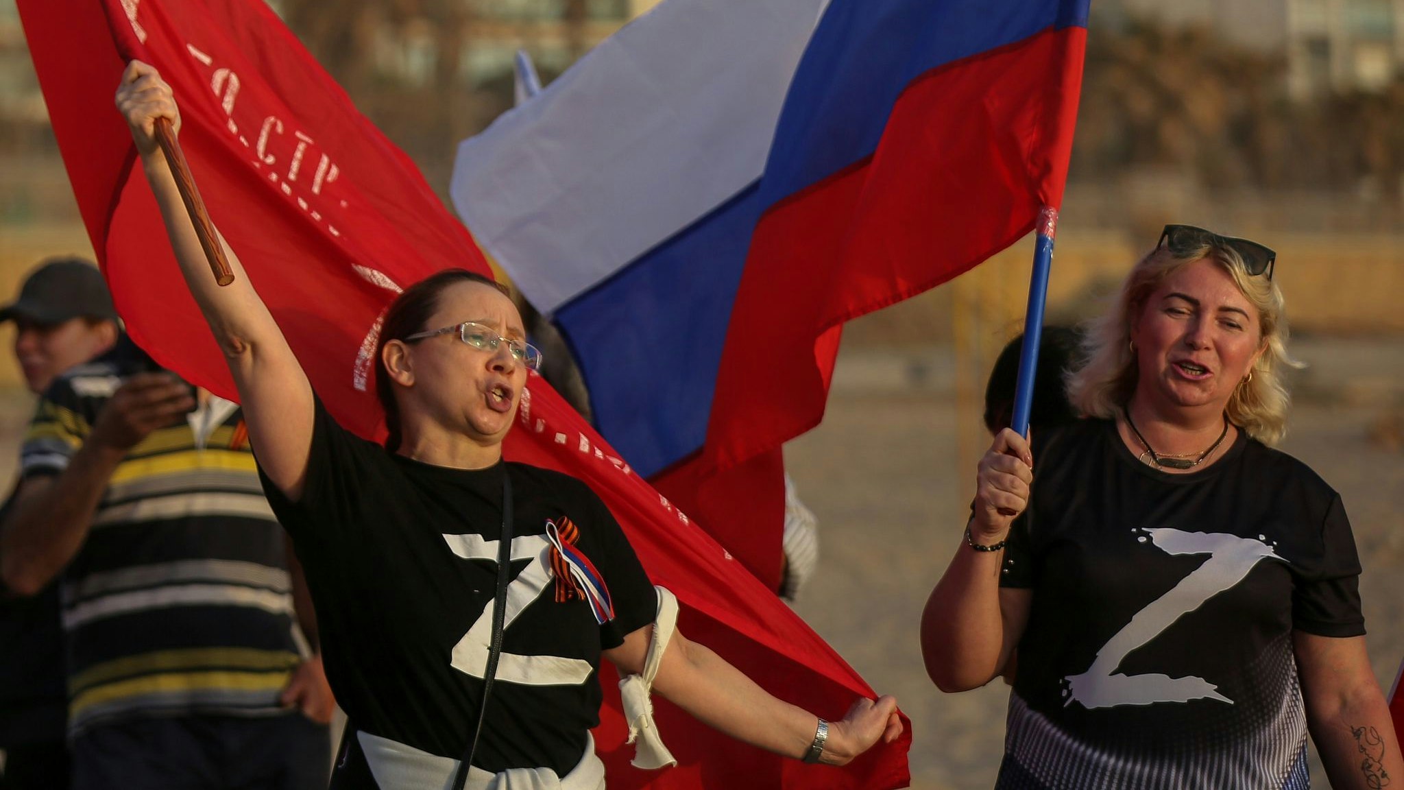 Eine russische Demonstratin in einem T-Shirt mit dem Buchstaben „Z“, der zum Symbol der Unterstützung für die russischen Streitkräfte geworden ist. Foto: dpa/Namaani