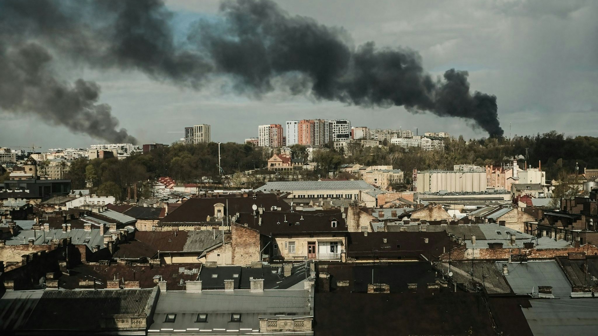Nach den Raketeneinschlägen steigt schwarzer Rauch über der Stadt Lwiw auf. Foto: dpa/Hatcher