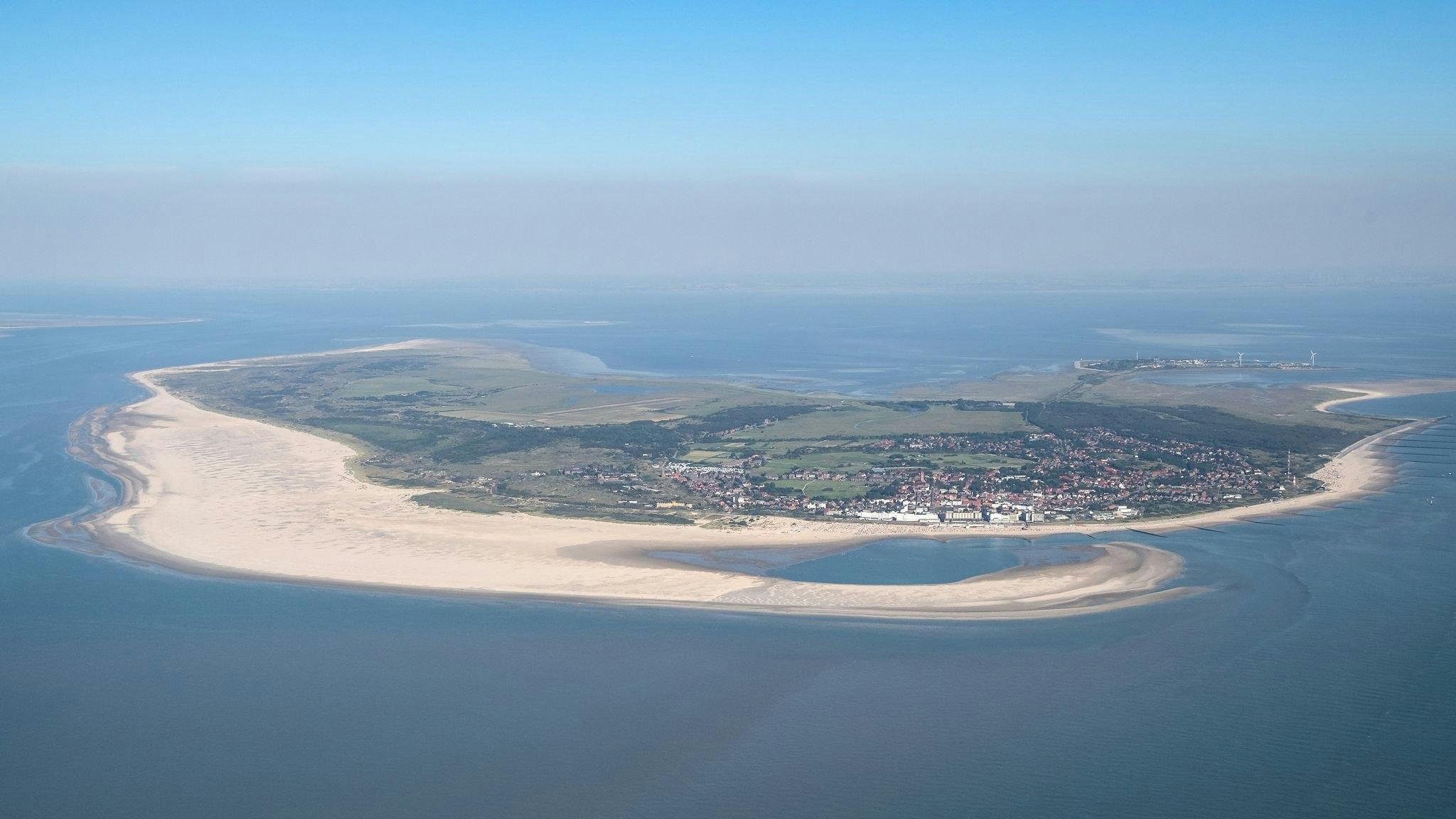 Die Insel Borkum aus der Luft. Foto: dpa/Schuldt