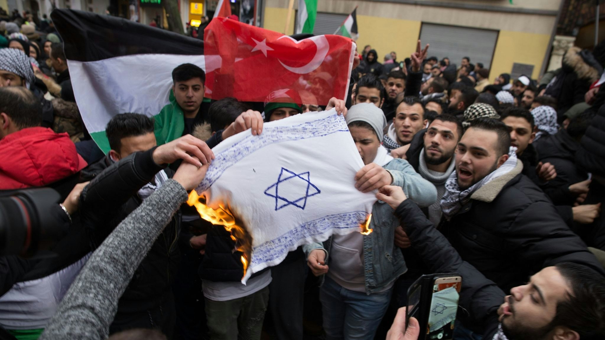 So offen wie hier auf einer Demonstration tritt Antisemitismus nicht immer zu Tage. Foto: dpa/Jüdisches Forum für Demokratie und gegen Antisemitismus e.V.