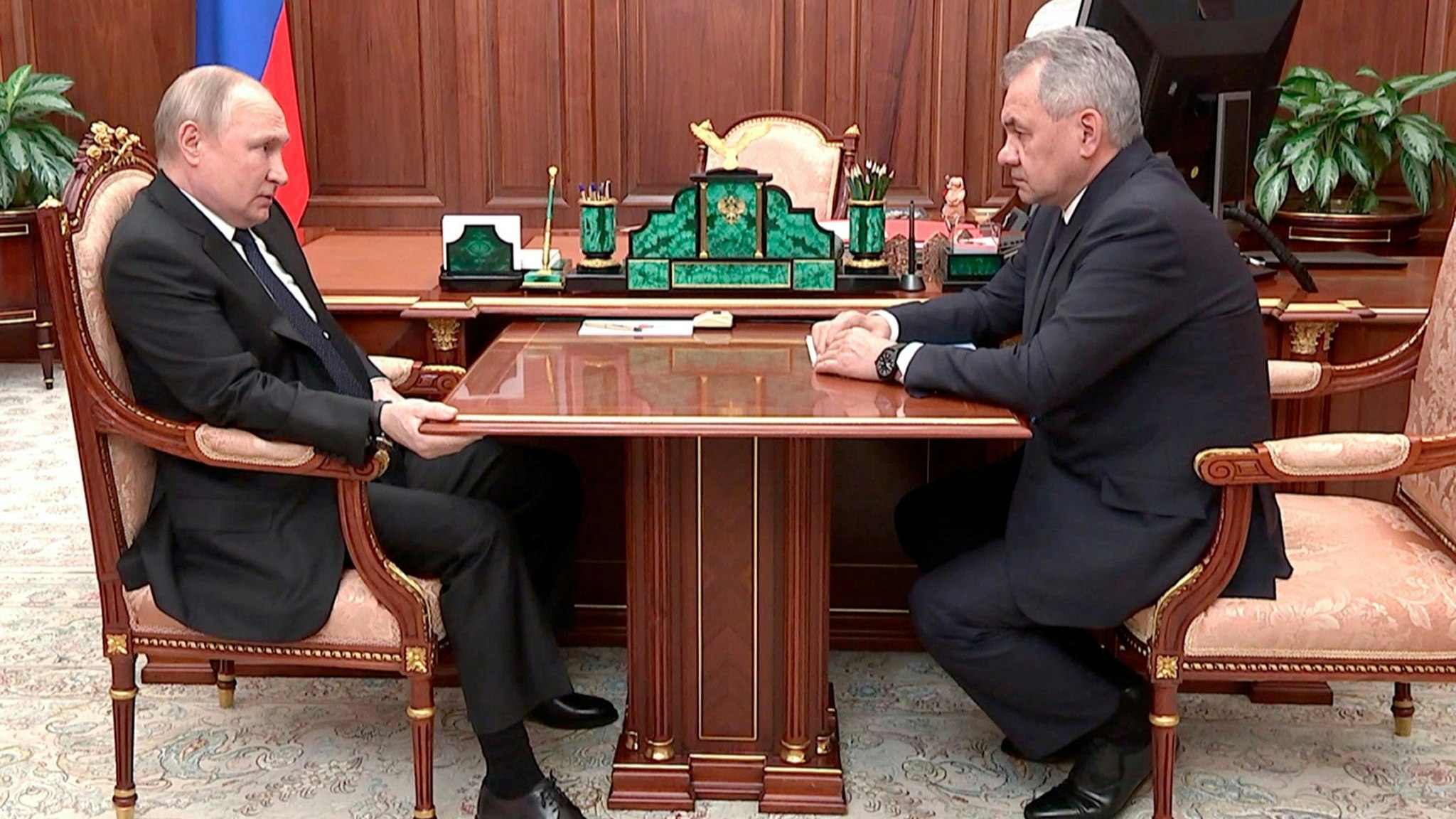 Wladimir Putin und der russische Verteidigungsminister Sergej Schoigu, zeigen sich im Staatsfernsehen. Foto: dpa
