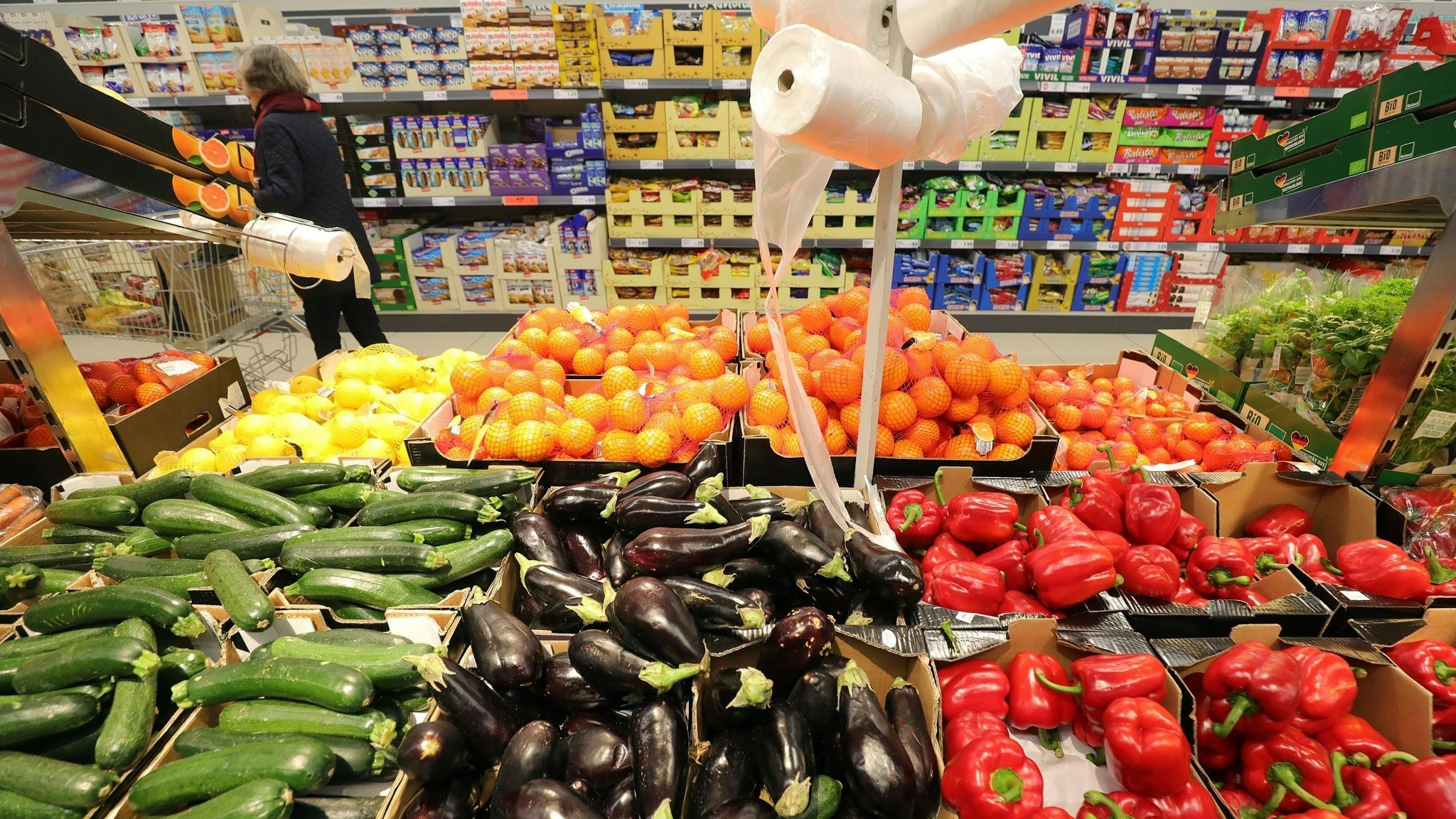 Obst- und Gemüsesorten in einem Berliner Supermarkt. Foto: dpa/Kumm