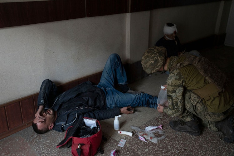 Immer neue Verletzte: Ein Mitglied der ukrainischen Sicherheitskräfte leistet Erste Hilfe, nachdem russische Truppen eine Fabrik in Kramatorsk bombardiert haben. Foto: dpa