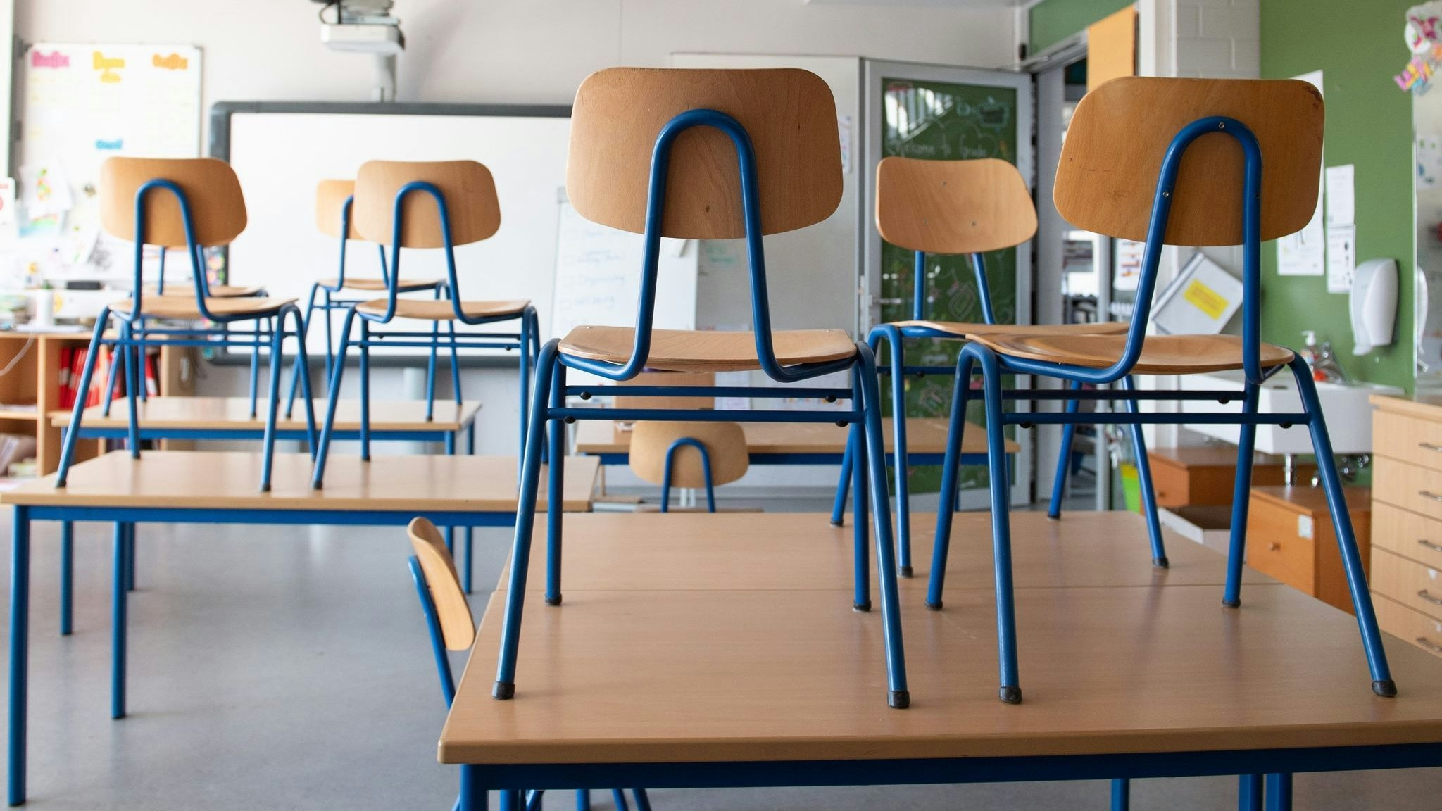 Stühle stehen in einem Klassenzimmer auf den Tischen. Foto: dpa/Kahnert