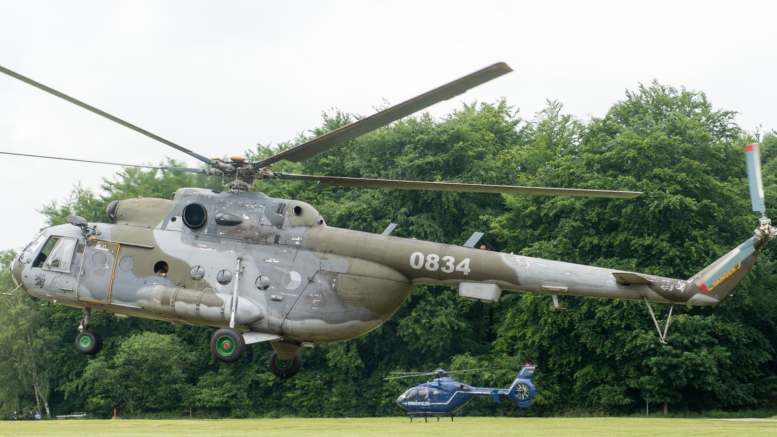 Elf Helikopter des Typs Mi-17 gehören zu einem Hilfspaket der USA für die Ukraine. Foto: dpa/Endig