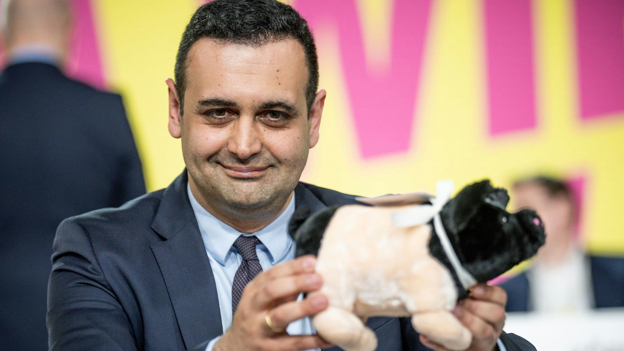 Der neugewählte FDP-Generalsekretär Bijan Djir-Sarai präsentiert ein geschenktes Glücksschwein. Foto: dpa/Kappeler