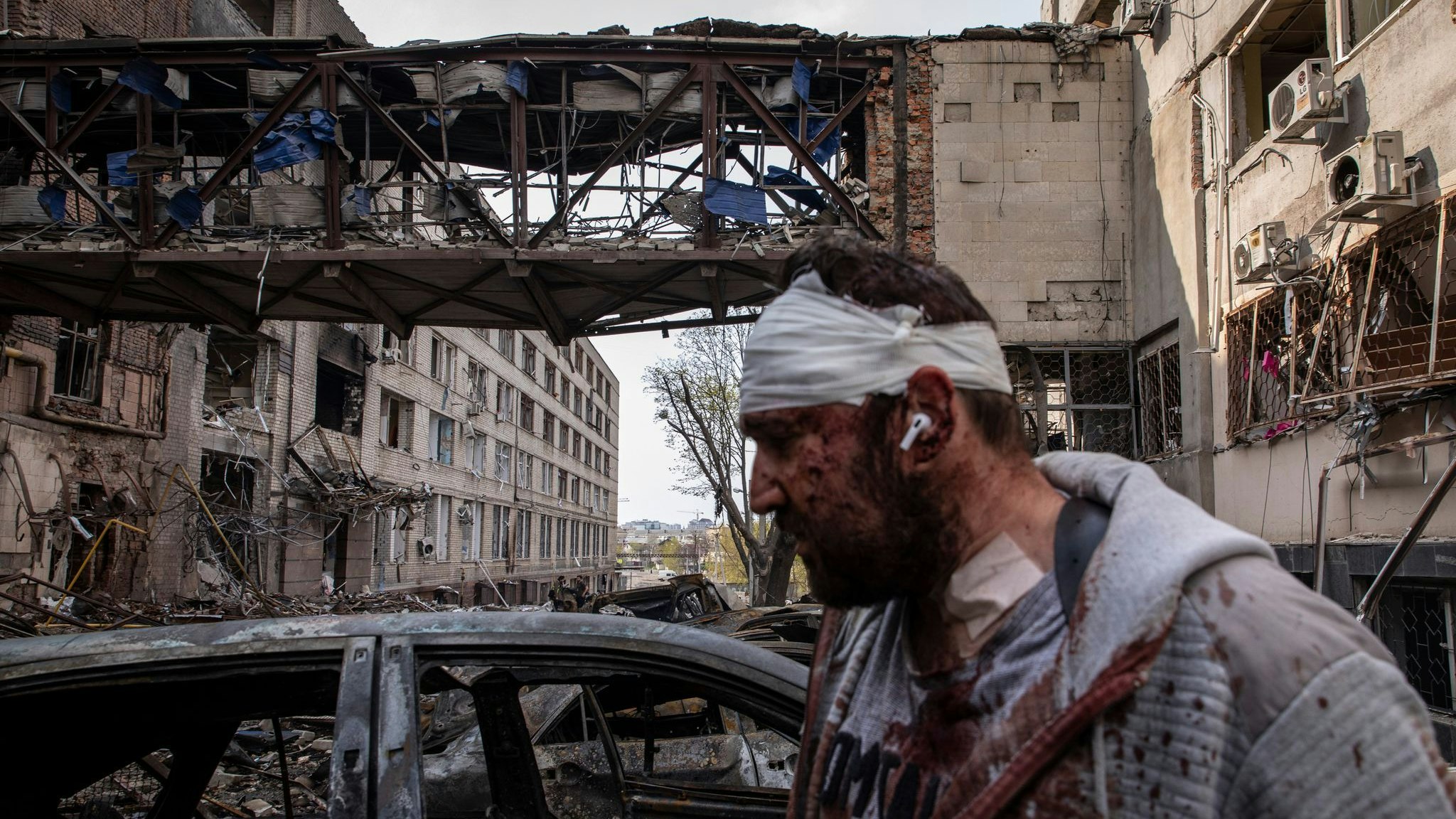 Zwei Monate Krieg in der Ukraine: Können Verhandlungen das Blutvergießen stoppen? Foto: dpa/SOPA Images/Tsz Yuk