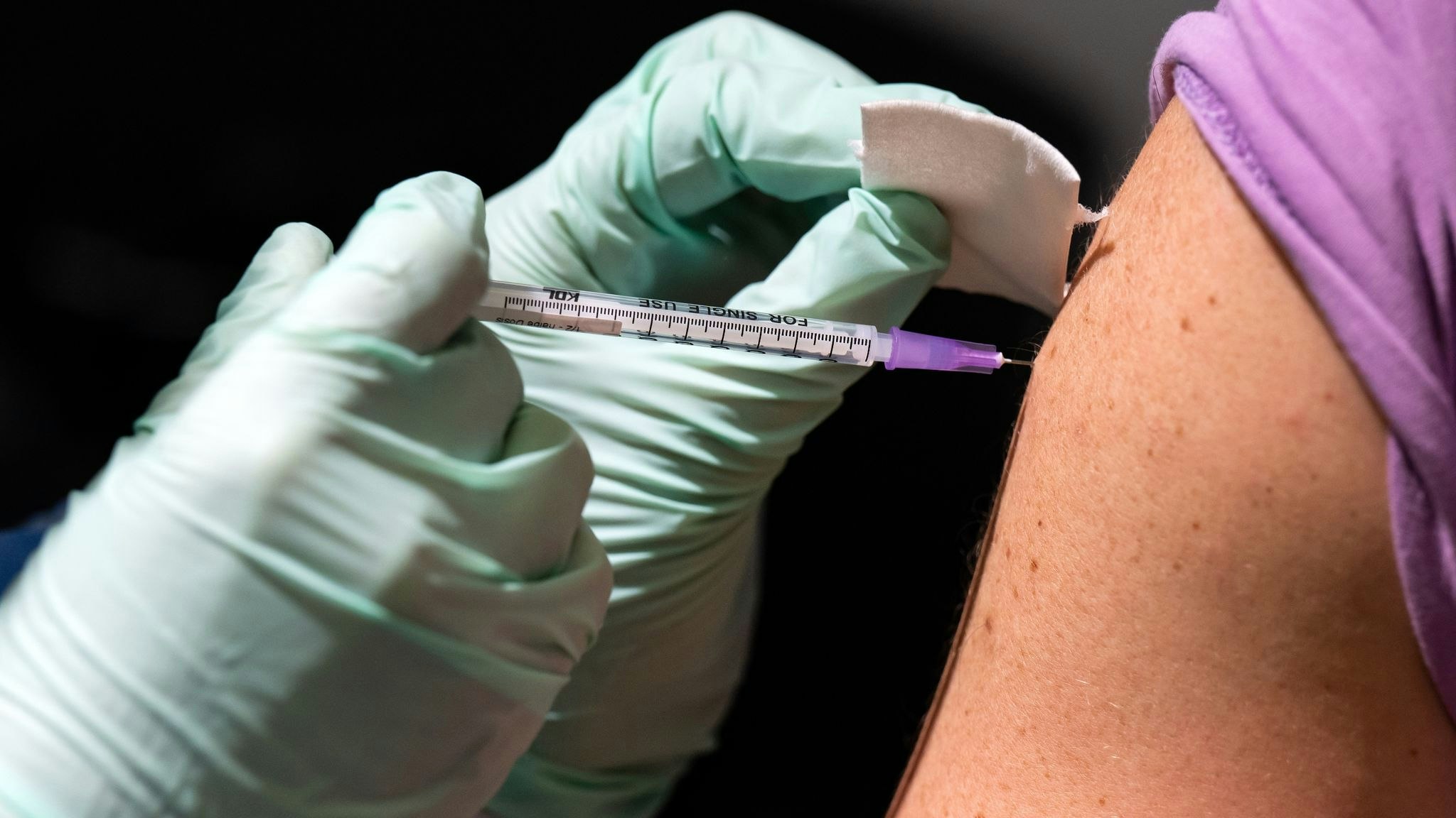 Eine Impfung gegen das Coronavirus. Foto: dpa/von Jutrczenka