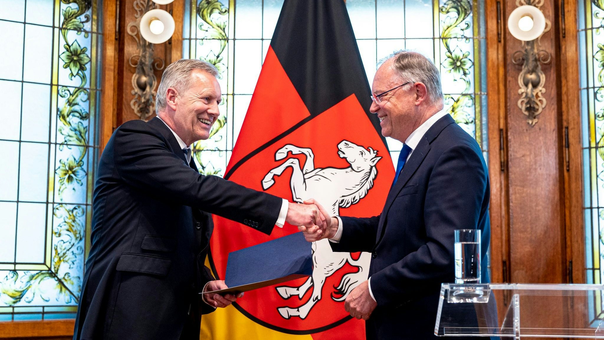 Ministerpräsident Stephan Weil (SPD, r) zeichnet Alt-Bundespräsidenten Christian Wulff mit der Landesmedaille aus. Foto: dpa/Frankenberg