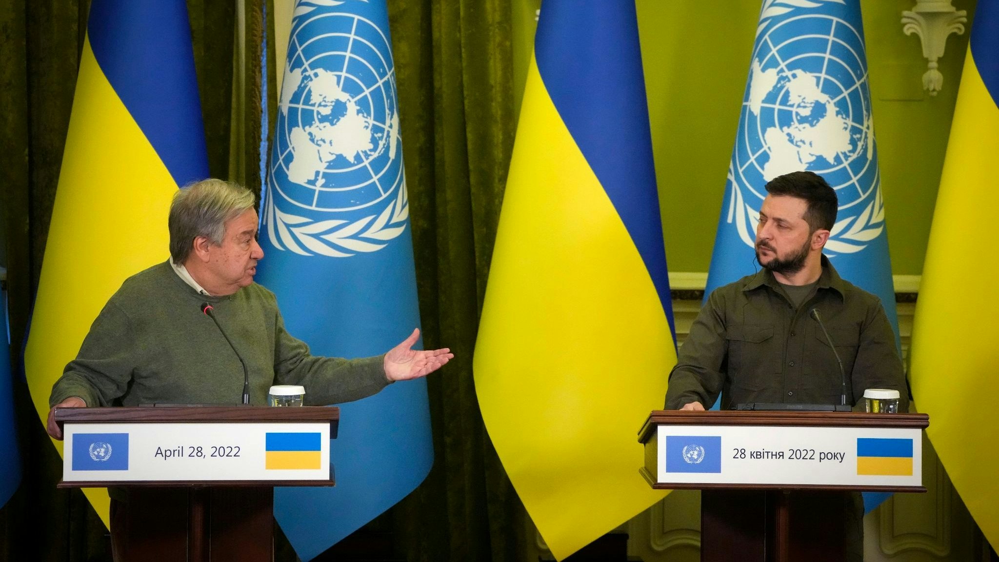 Der ukrainische Präsident Wolodymyr Selenskyj spricht mit UN-Chef António Guterres in Kiew. Foto: dpa/Lukatsky