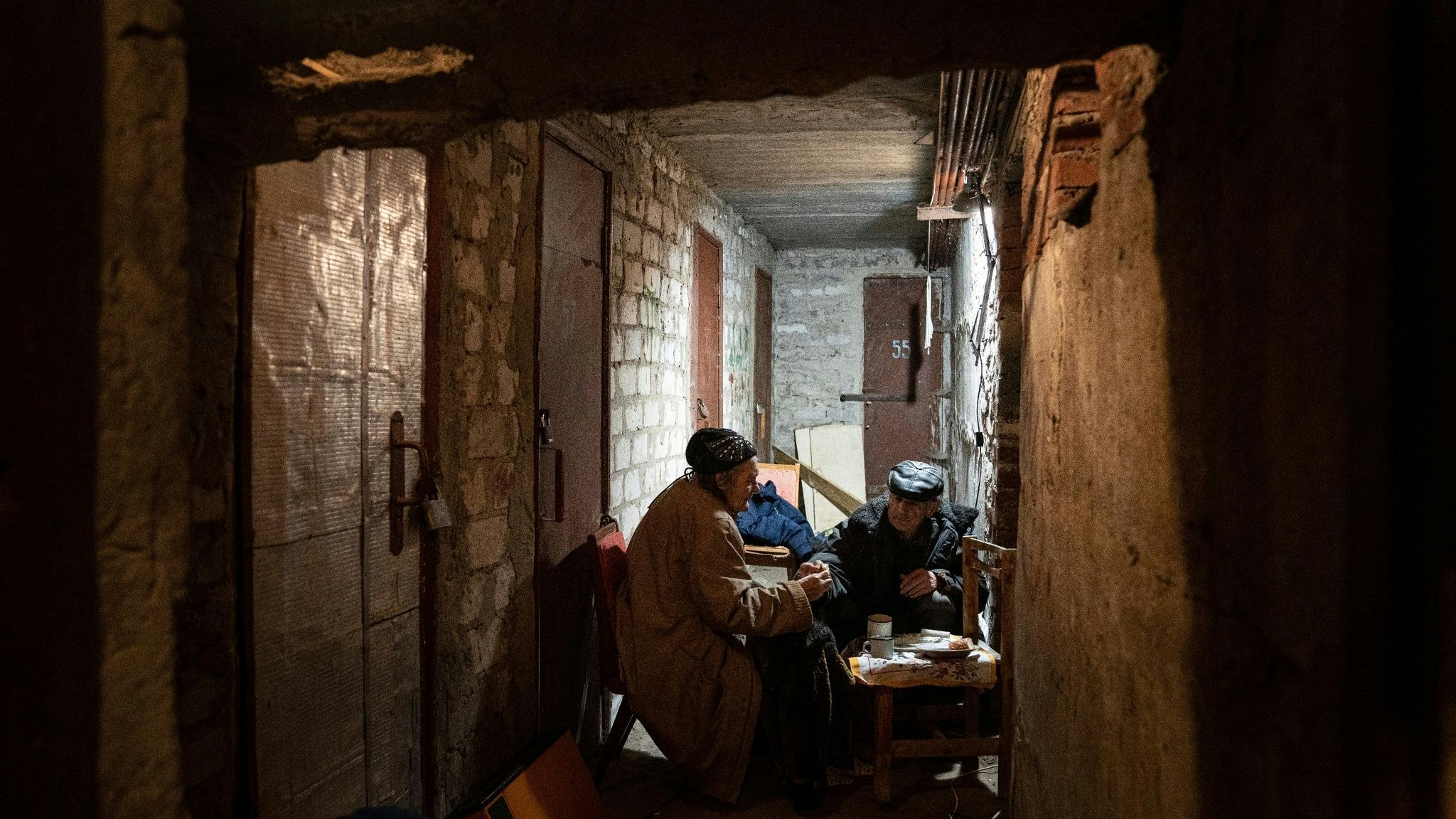 Ein älteres Ehepaar trinkt Tee im Keller seines Hauses im ostukrainischen Lyman in der Region Donezk. Foto: dpa/Maloletka