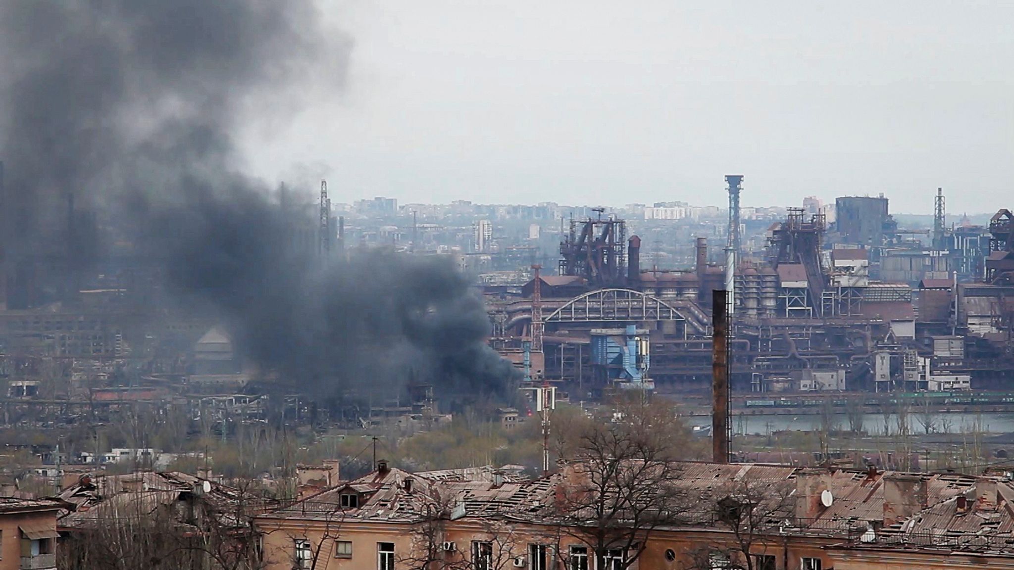 Rauch steigt aus dem Stahlwerk Azovstal in Mariupol auf. Noch immer harren hier Kämpfer und Zivilisten aus. Foto: dpa