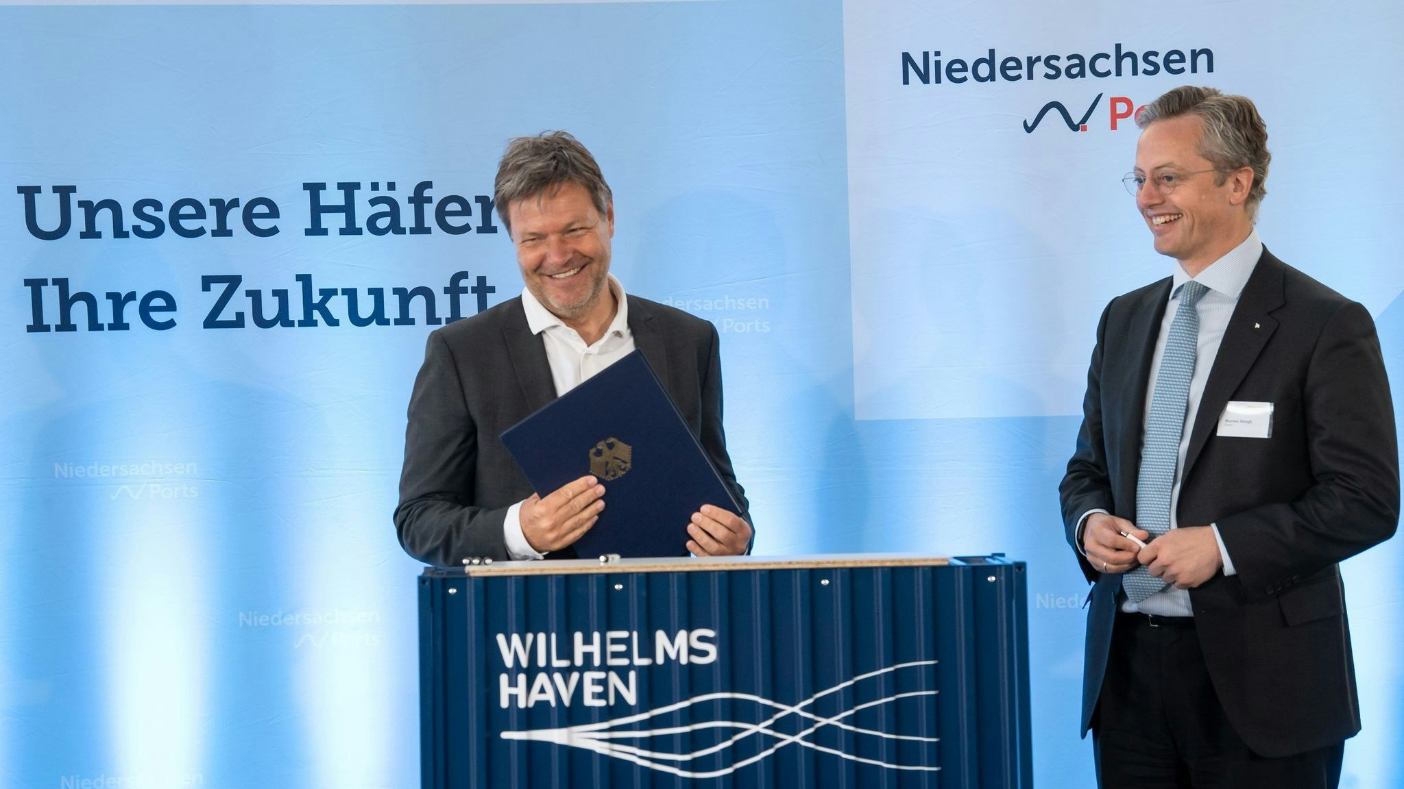Robert Habeck (Bündnis 90/Die Grünen, l), Bundeswirtschaftsminister und Morten Höegh von Höegh LNG. Foto: dpa/Schuldt