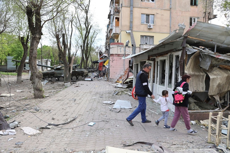 Stadt in Trümmern: Menschen laufen durch das zerstörte Mariupol. Foto: dpaAlexei Alexandrov