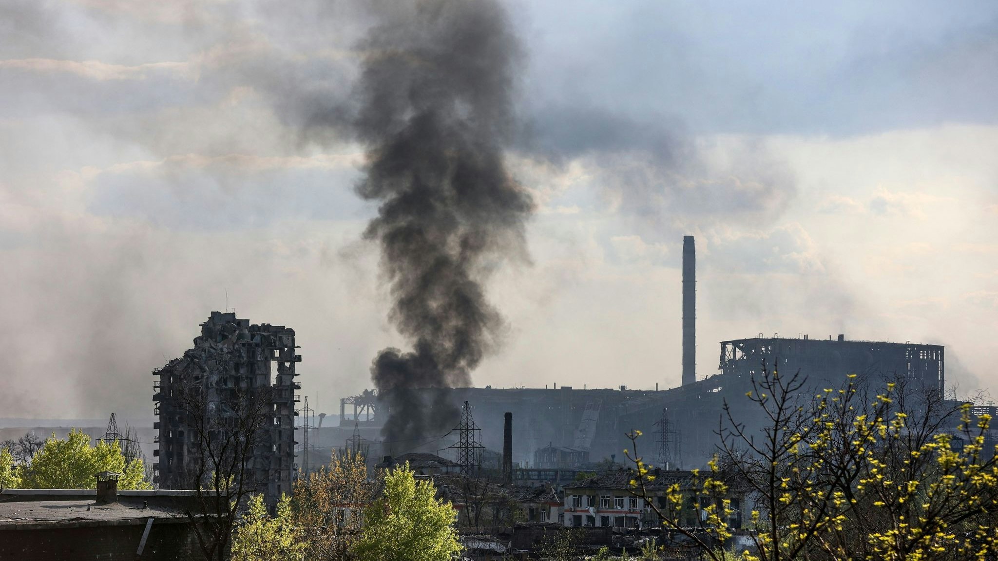 Rauch steigt aus dem Stahlwerk Asovstal auf. Foto: dpa/Alexei Alexandrov