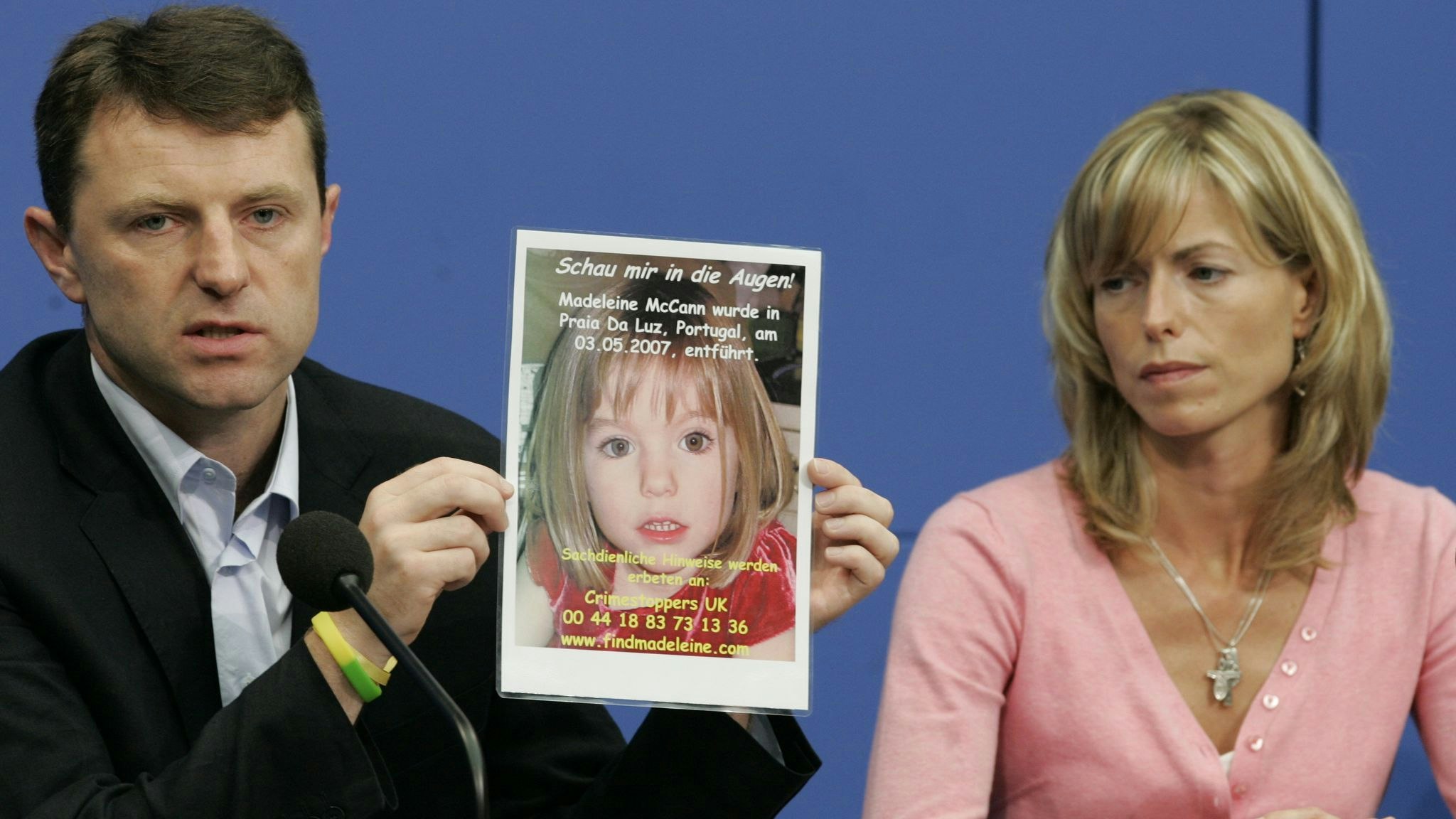 Kate und Gerry McCann zeigen während einer Pressekonferenz im Jahr 2007 ein Bild ihrer verschwundenen Tochter Madeleine (Maddie). Foto: dpa/Stache