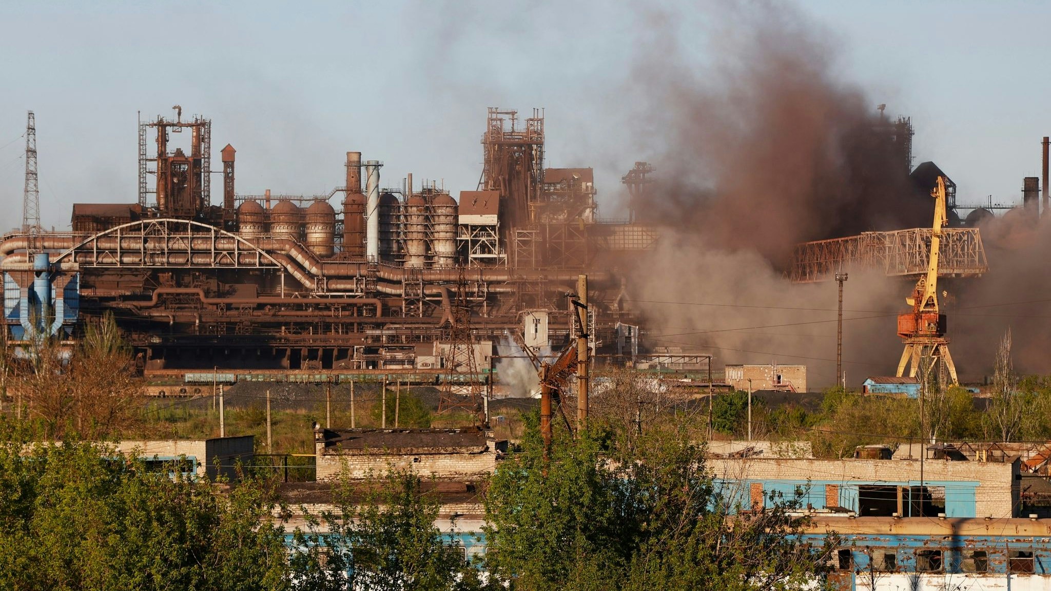 Aus dem Stahlwerk Azovstal in Mariupol steigr Rauch auf. Foto: Alexei Alexandrov / AP / dpa