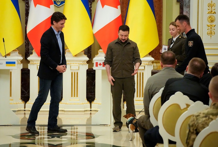 Ukraines Präsident Wolodymyr Selenskyj (Mitte) und sein kanadischer Kollege und Justin Trudeau (links) nehmen an einer Preisverleihung für Hund Patron teil. Foto: dpaLukatsky