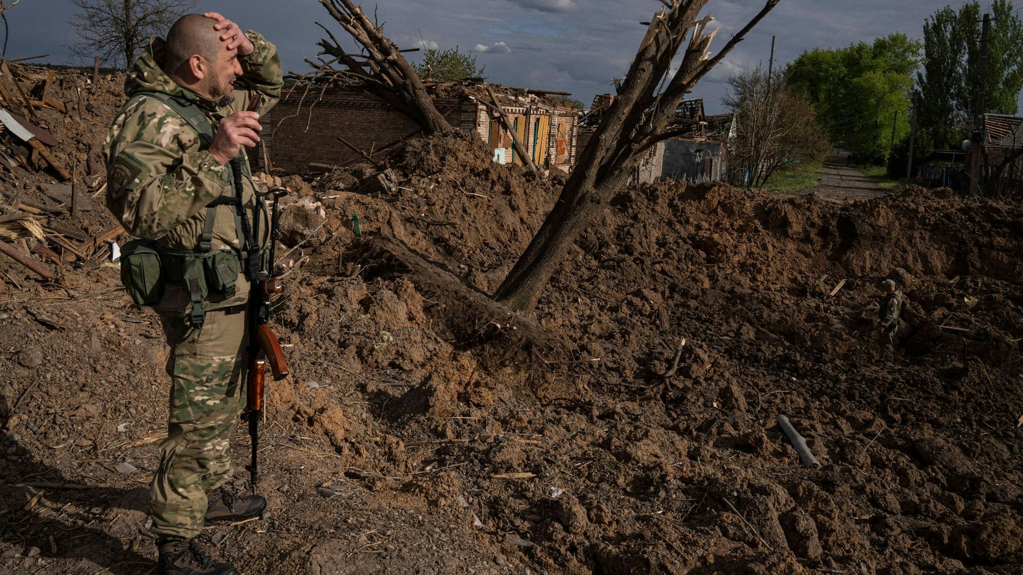 Ein ukrainischer Soldat inspiziert nach einem russischen Luftangriff in Bachmut das Terrain. Foto: dpa/Maloletka