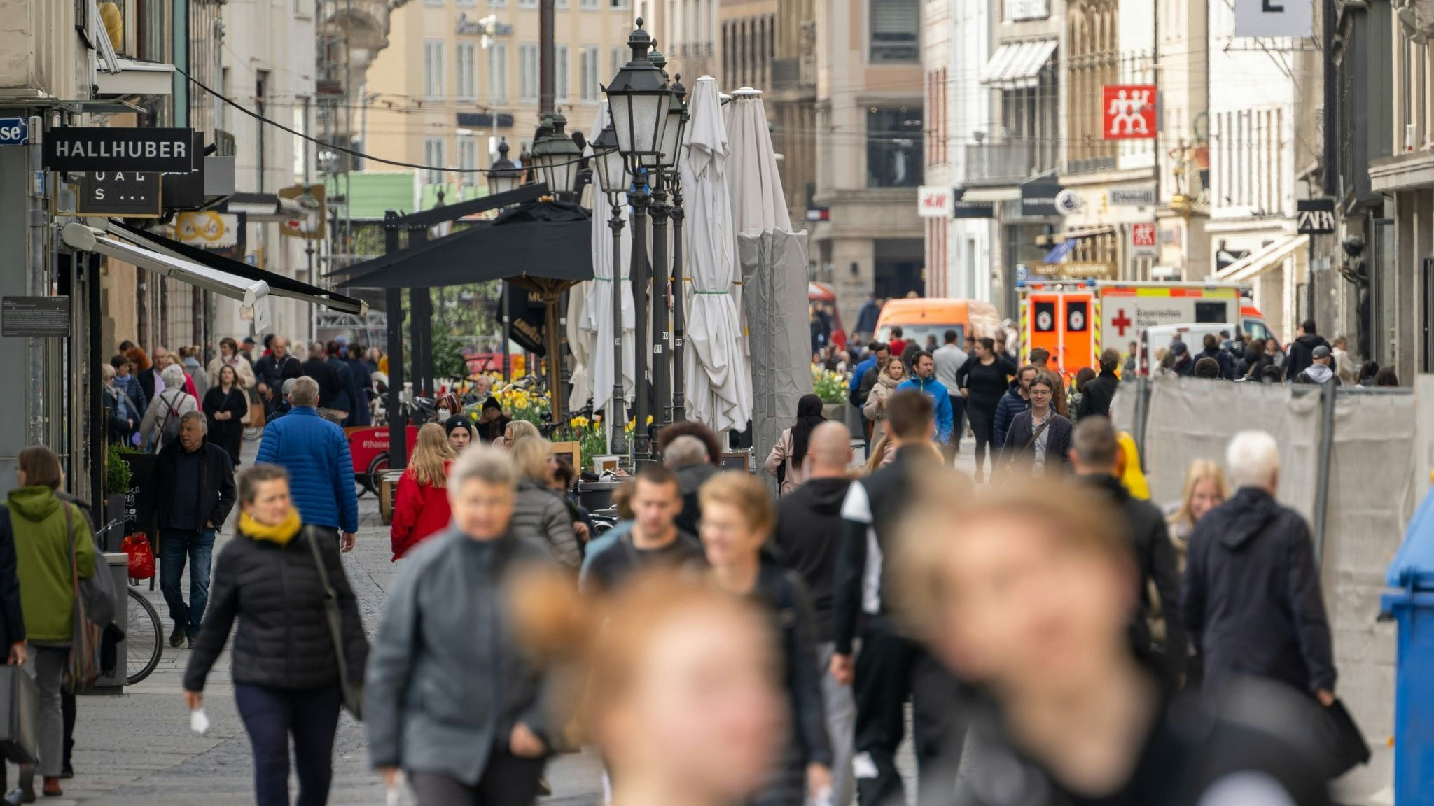 Menschen spazieren durch die Fußgängerzone in der Münchener Innenstadt. Foto: dpa/Kneffel