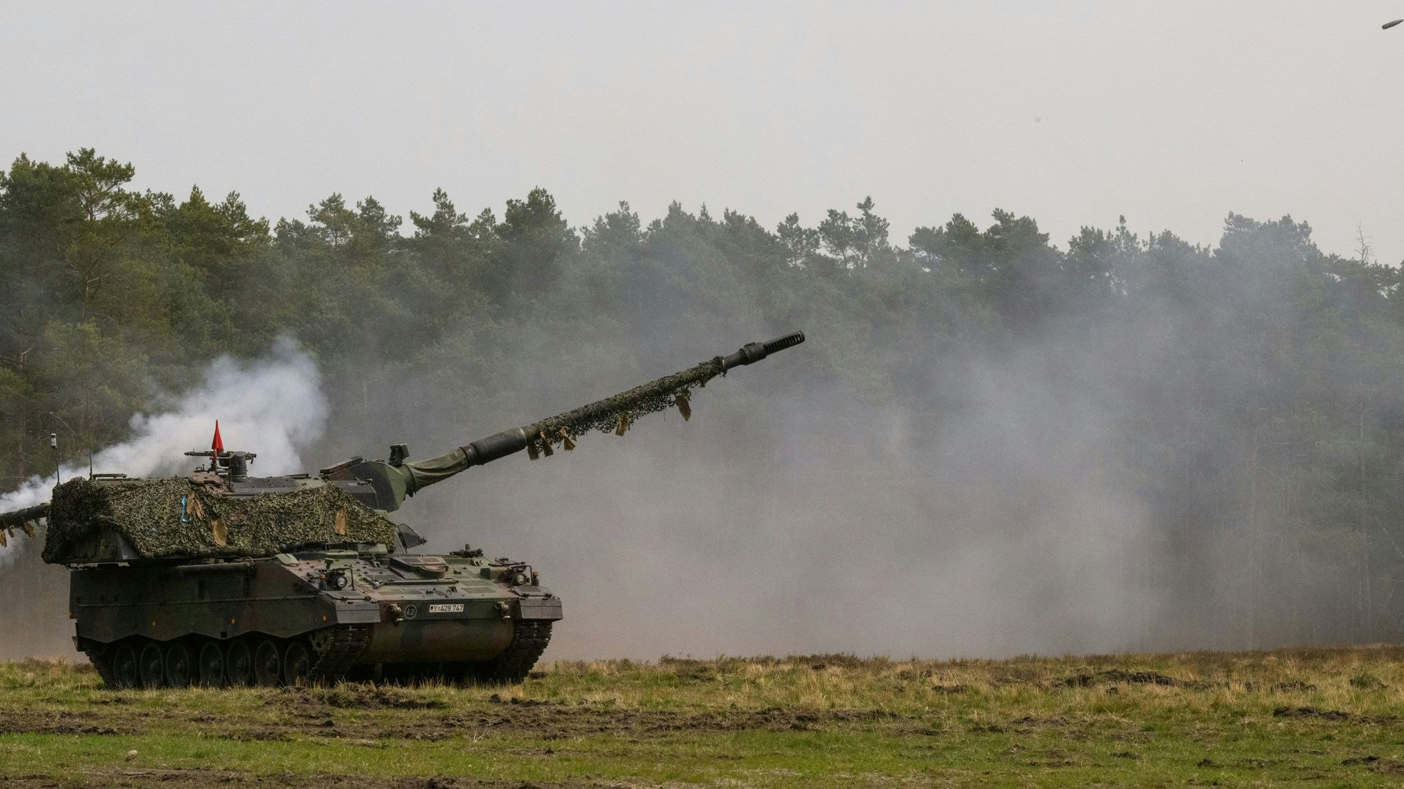 Panzerhaubitzen, wie sie die Ukraine bekommen soll, werden jeweils von fünf Soldaten bedient. Foto: dpa/Schulze