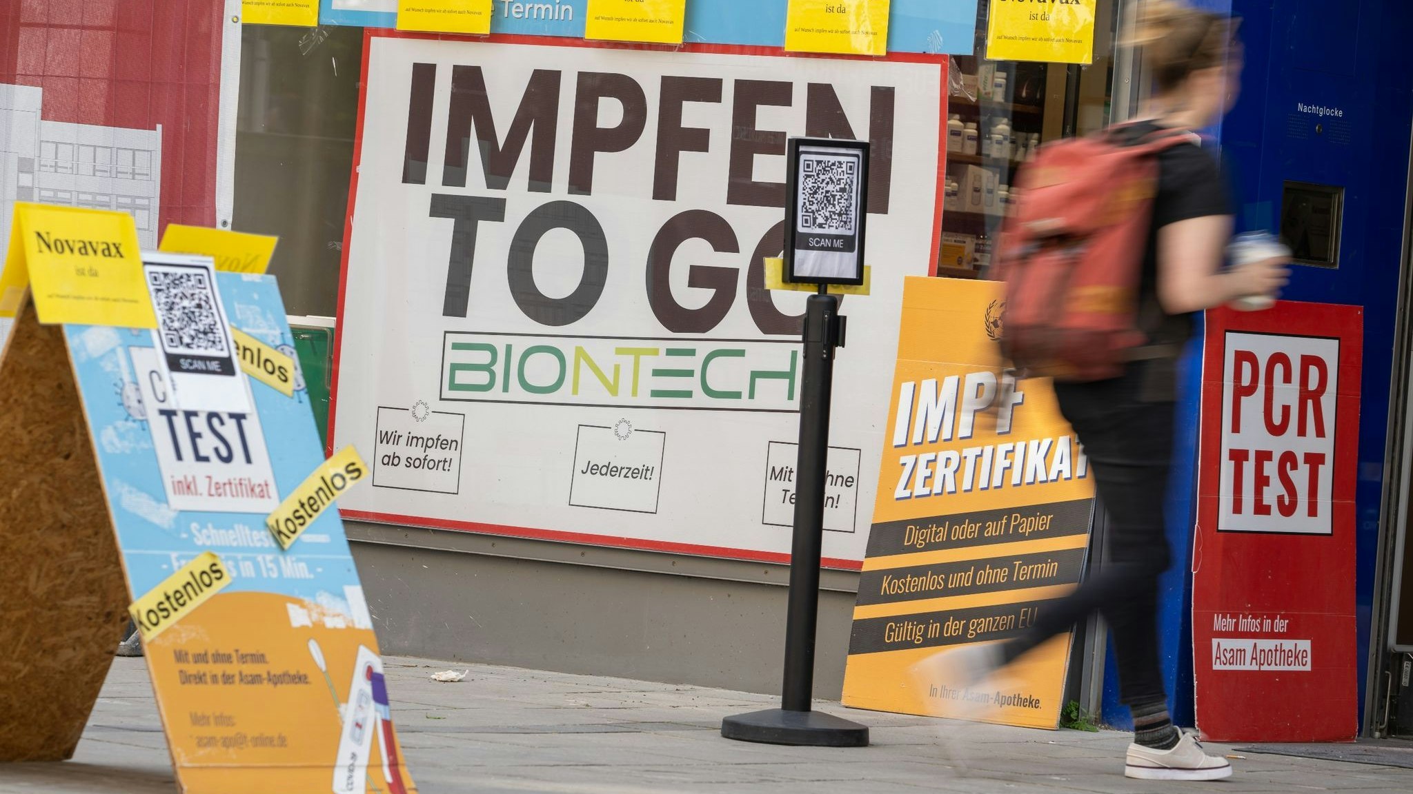Eine Apotheke in der Münchener Innenstadt bietet "Impfen to go" an – die Impfquote ist laut RKI seit mehreren Wochen fast unverändert. Foto: dpa/Kneffel