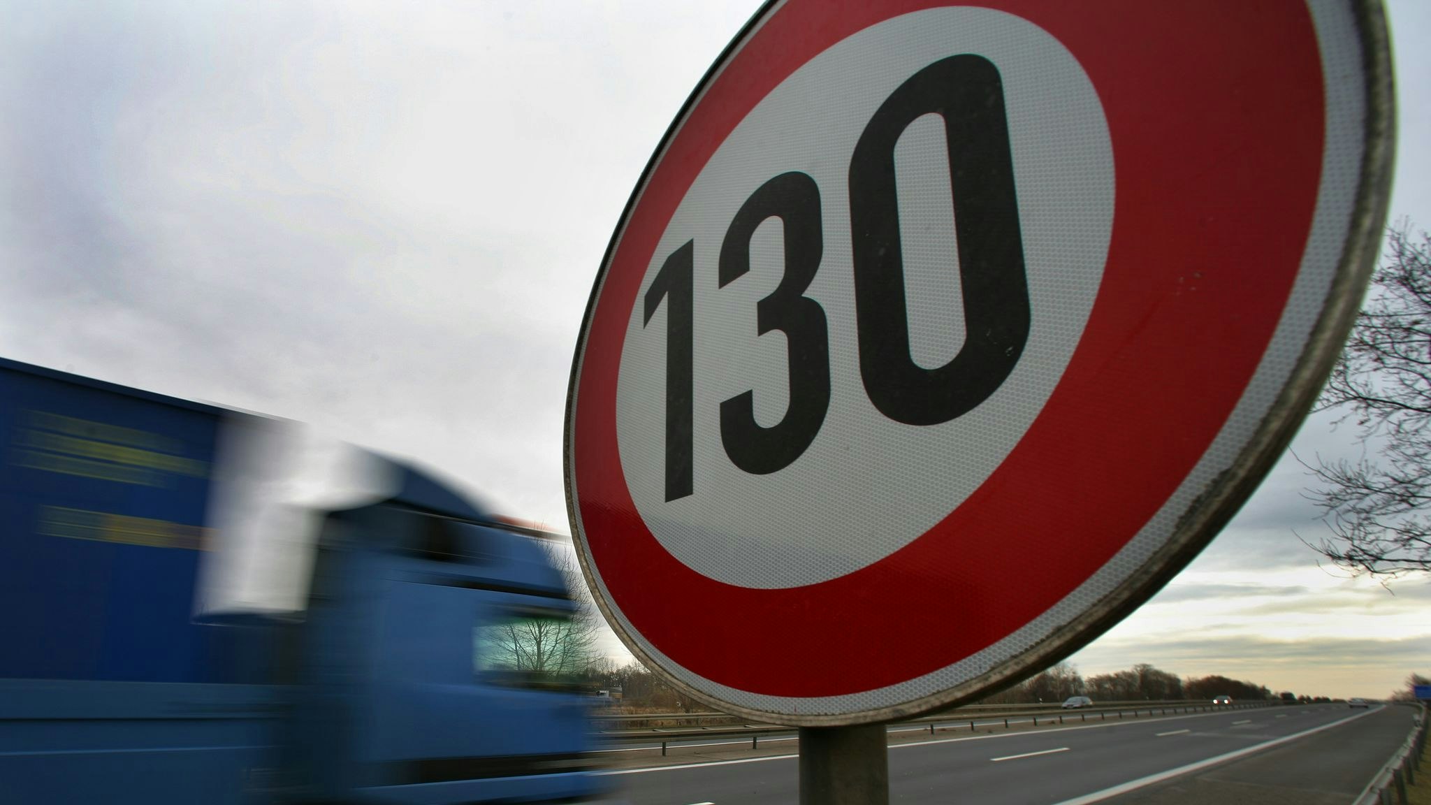 An der Autobahn A10 bei Mühlenbeck zeigt ein Schild die erlaubte Höchstgeschwindigkeit mit 130 Stundenkilometern an. Foto: dpa/Pleul