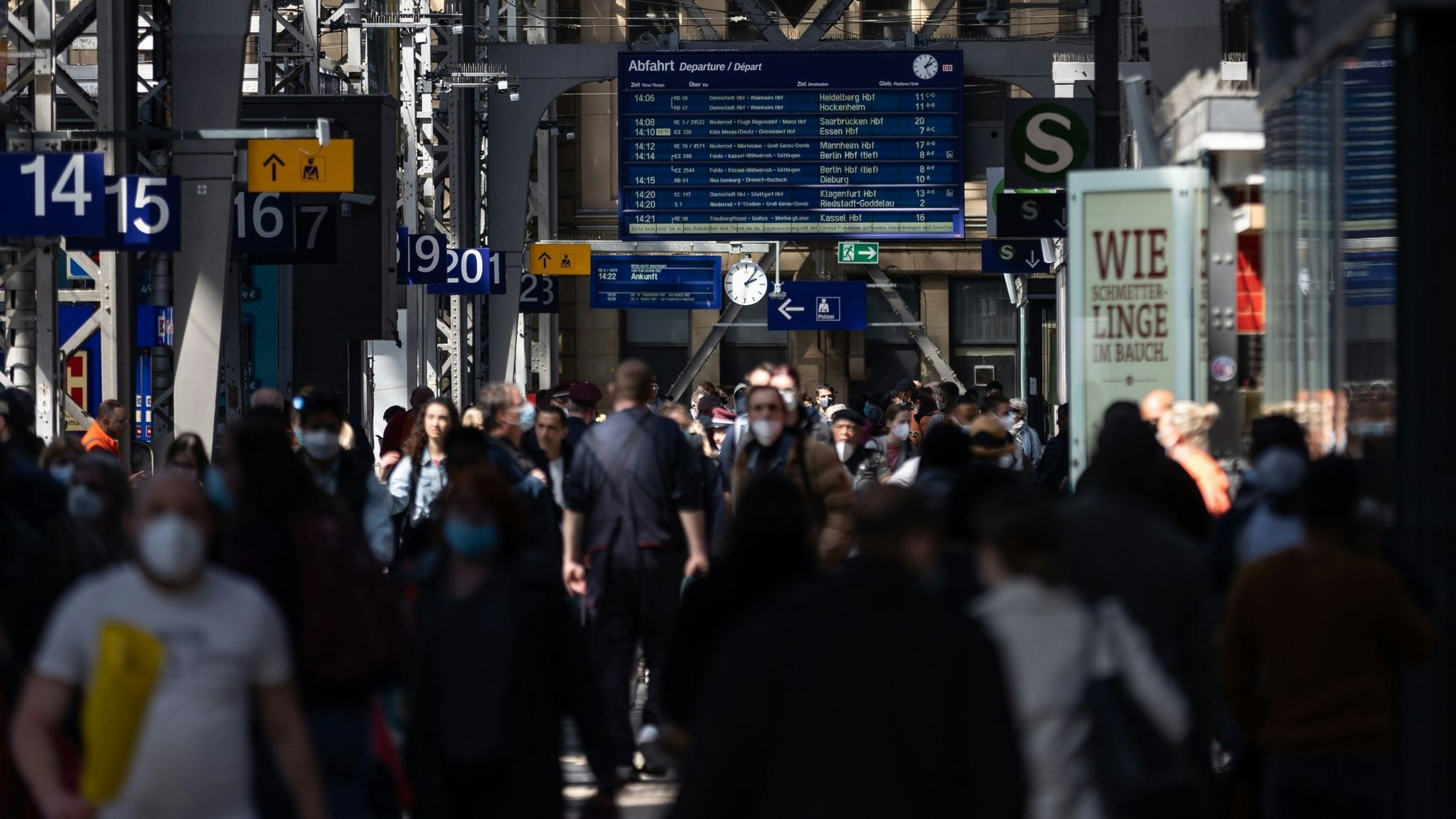 Reisende gehen durch die Bahnhofshalle in Frankfurt/Main. Die Debatte um die Maskenpflicht in öffentlichen Transportmitteln geht weiter. Foto: dpa/Albert