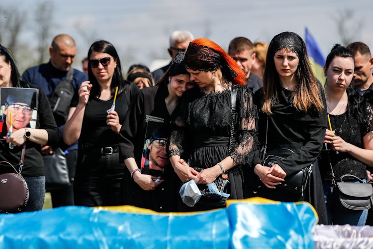 Die 14-jährige Alexandria, ihre Mutter (Mitte) und die 20-jährige Tochter Maria bei der Trauerfeier ihres Vaters im ukrainischen Dnipro. Der Soldat starb am Anfang Mai im Kampf gegen russische Soldaten in Charkiw. Foto: dpa