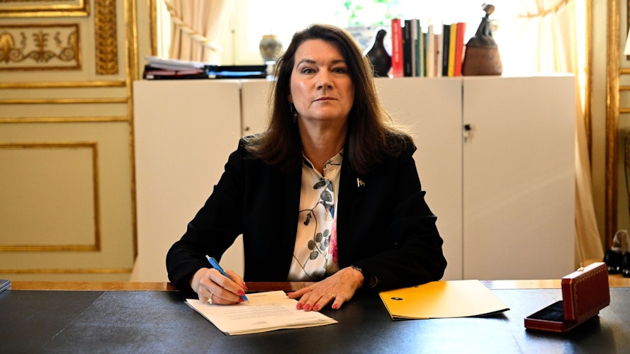 Historischer Moment: Die schwedische Außenministerin Ann Linde unterzeichnet den Antrag auf eine Nato-Mitgliedschaft Foto: dpaMontgomery