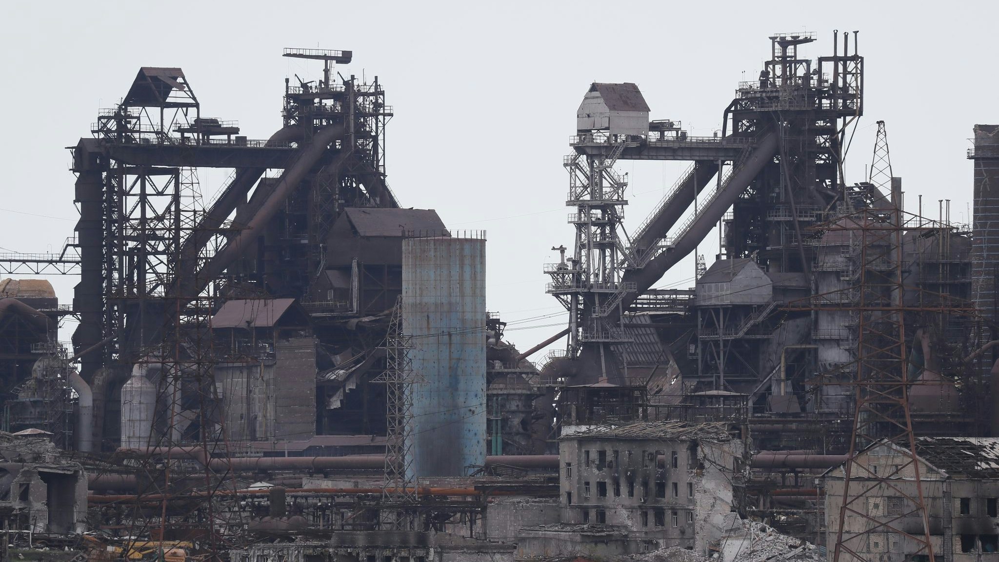 Das Stahlwerk Azovstal in Mariupol ist seit Wochen schwer umkämpft. Foto: Victor/XinHua/dpa