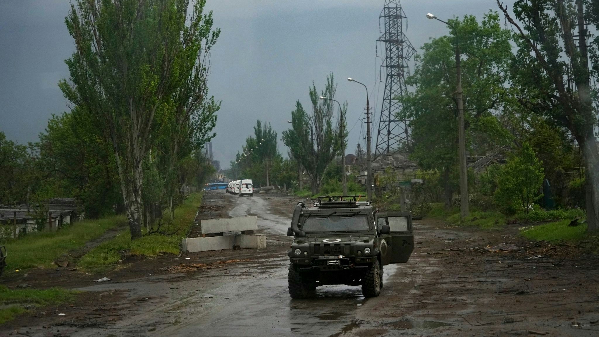 Ein russisches gepanzertes Fahrzeug bewacht die Straße zum belagerten Stahlwerk Azovstal während einer Evakuierung in Mariupol. Foto: Alexander Zemlianichenko / AP / dpa