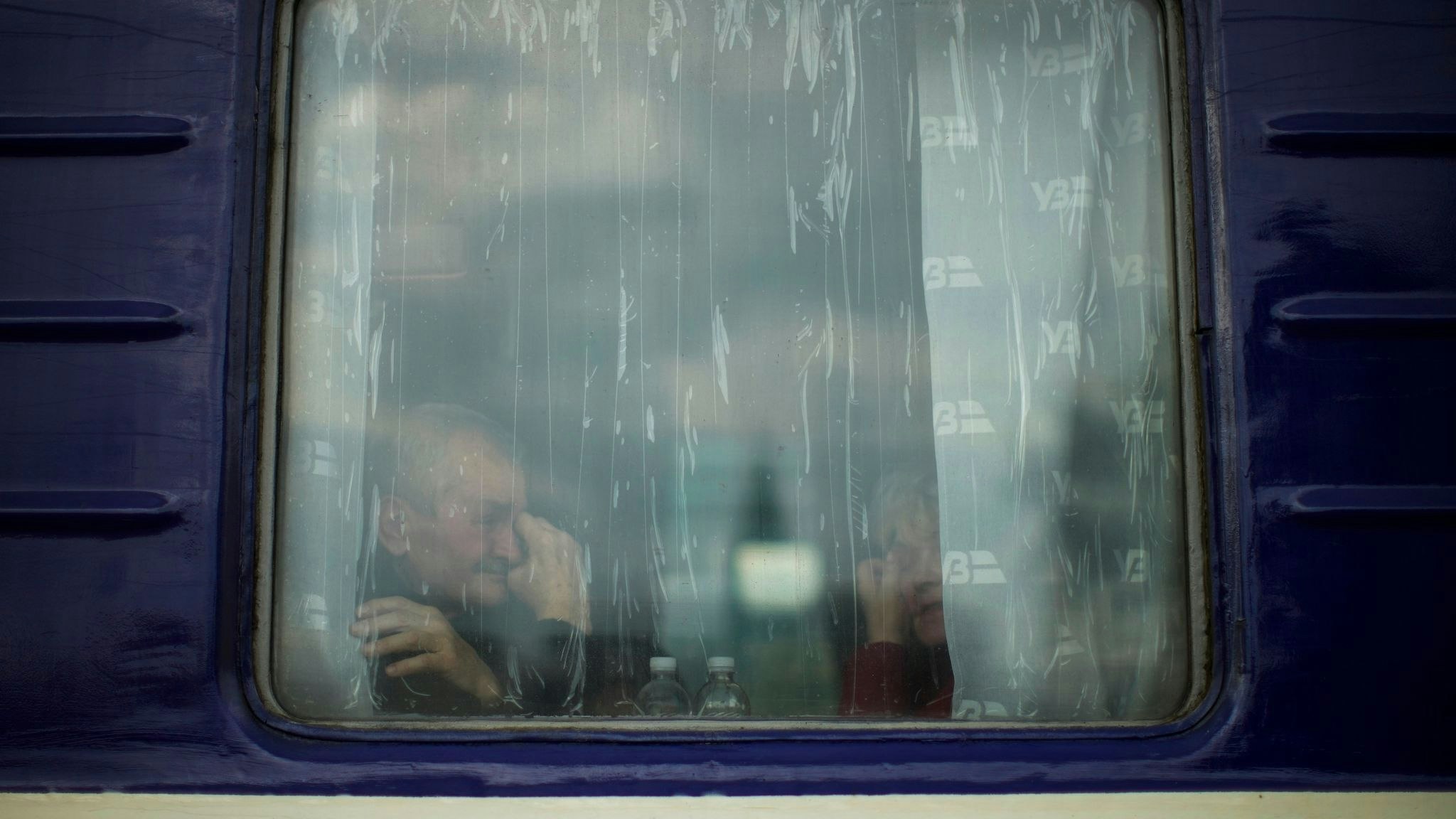 Ein Mann sitzt in einem Evakuierungszug, der den Bahnhof von Pokrowsk in der Ostukraine verlassen soll. Foto: dpa