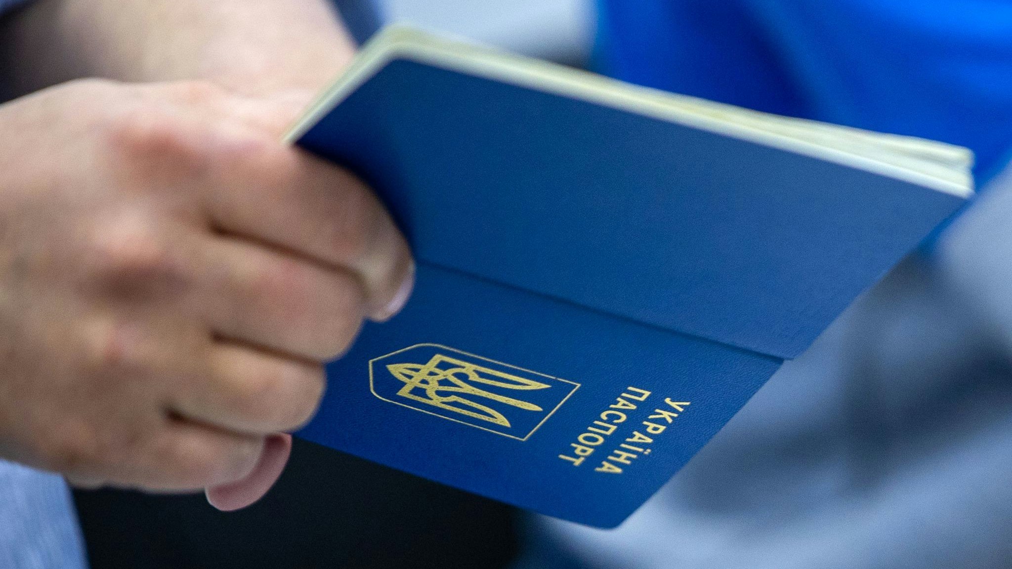 Eine Person hält einen ukrainischen Reisepass in der Hand. Foto: dpa/Büttner