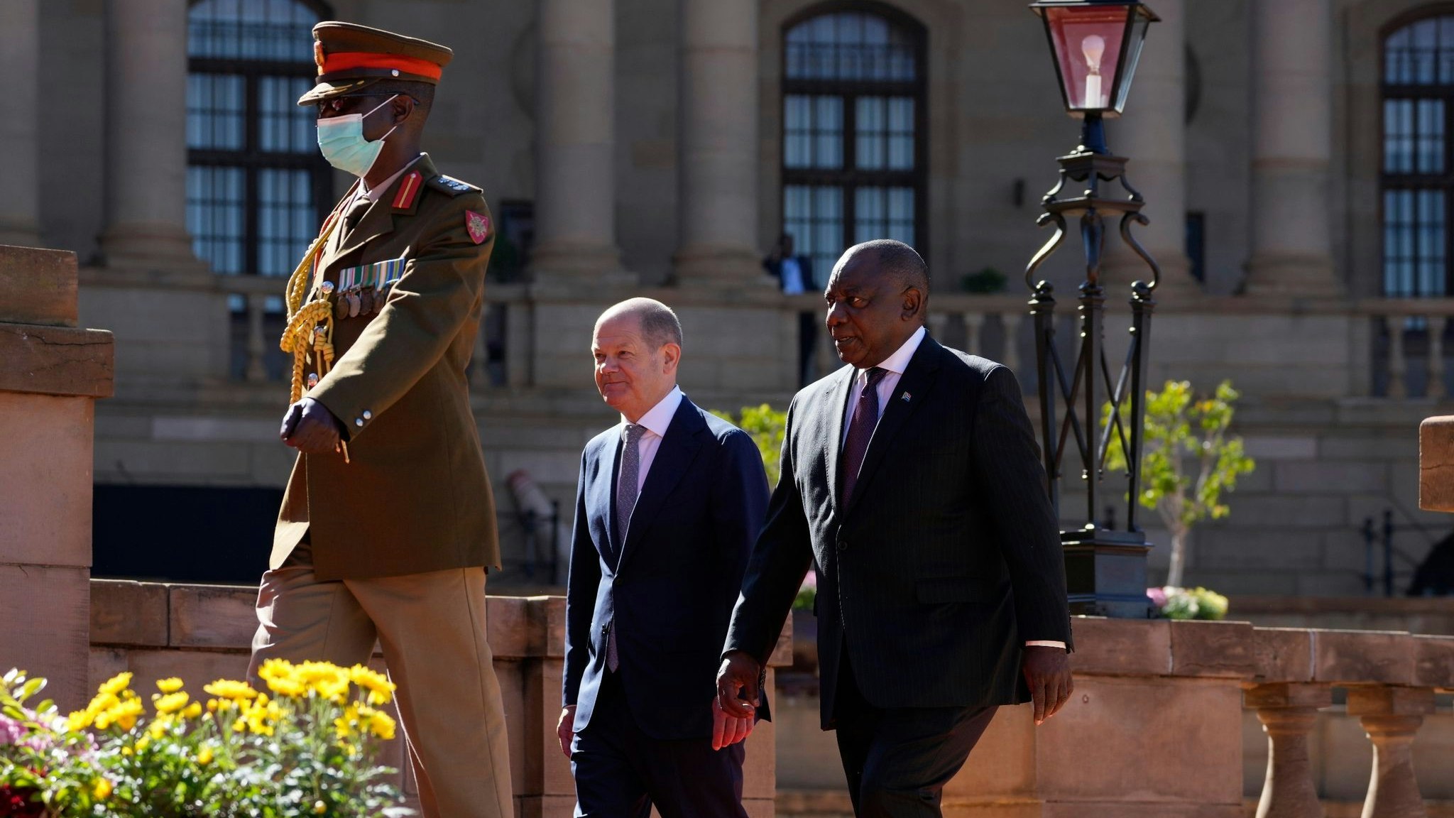 Bundeskanzler Olaf Scholz wird von Südafrikas Präsident Cyril Ramaphosa in Pretoria empfangen. Foto: dpa/Hadebe
