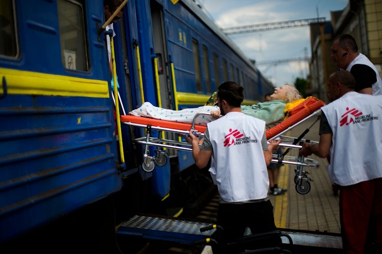 Ein älterer Patient wird am Bahnhof von Pokrowsk in einen medizinischen Evakuierungszug verlegt. Der speziell ausgestattete Zug von Ärzte ohne Grenzen (MSF) bringt Menschen aus überfüllten Krankenhäusern in der Nähe der Frontlinie in die Westukraine. Foto: dpaFrancisco Seco
