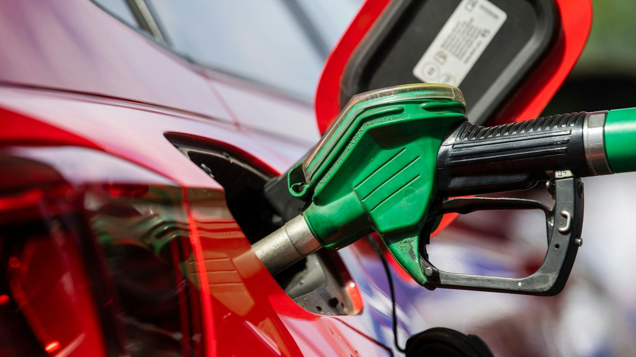 Von Anfang Juni bis Ende August 2022 wird der Steuersatz für Benzin um fast 30 Cent, für Diesel um gut 14 Cent gesenkt. Foto: dpa/Gateau