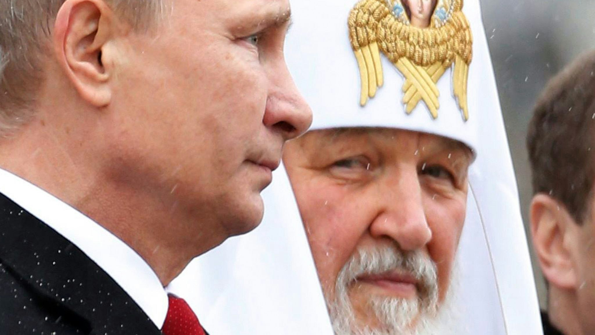 Patriarch Kirill (r) pflegt engen Kontakt zu Russlands Präsident Wladimir Putin. Foto: dpa/Chirikov