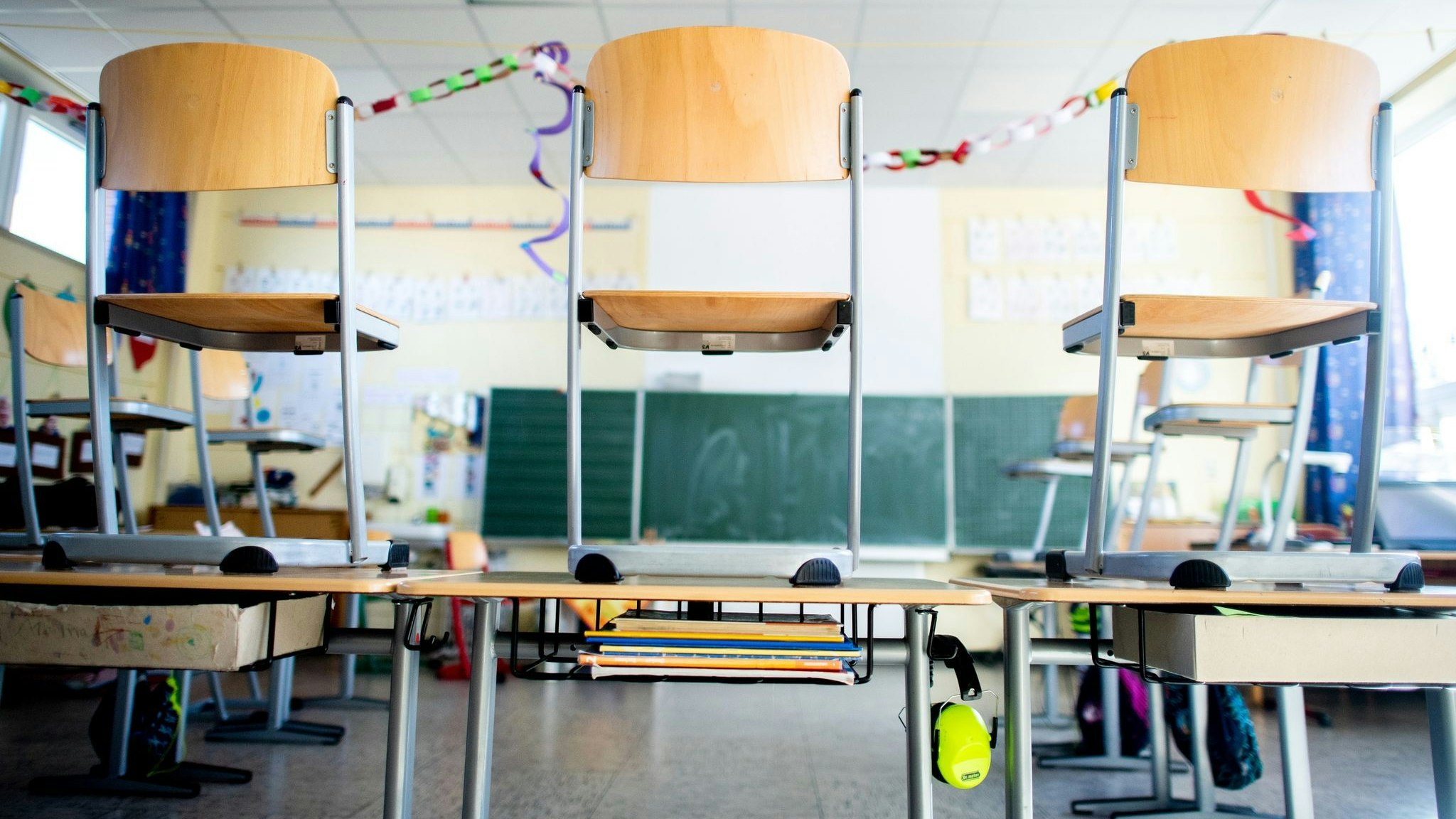 Stühle stehen nach Schulschluss auf den Tischen. Foto: dpa/Dittrich