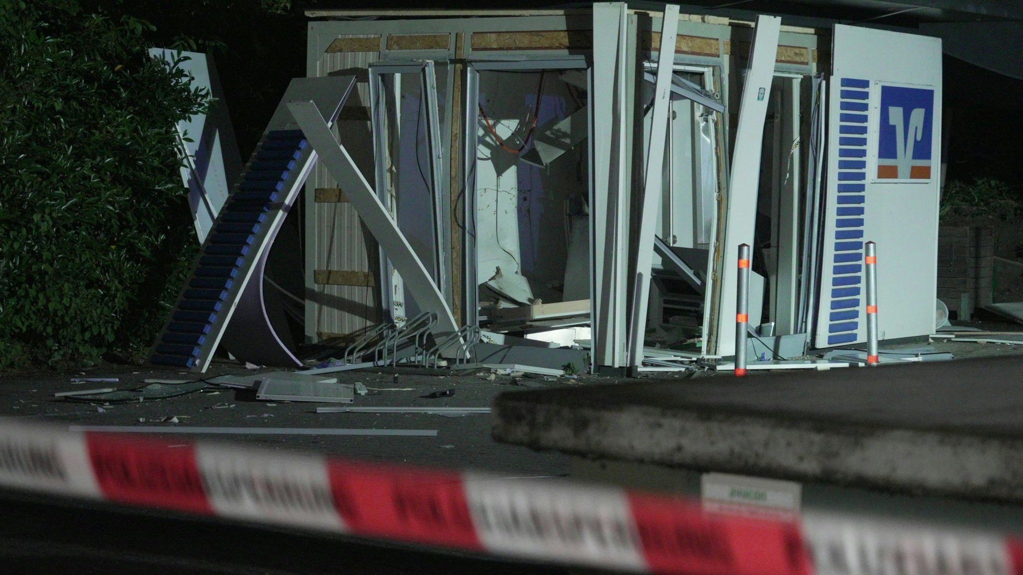 Ein Container, in dem ein Geldautomat stand, ist nach einer Sprengung zerstört. Foto: Thomas Lindemann / TNN