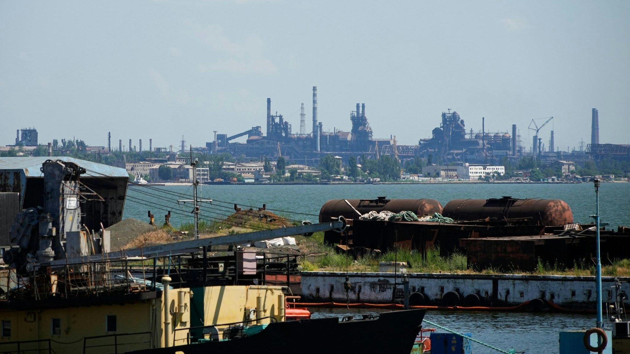 Das während des russischen Angriffs beschädigte Stahlwerk Azovstal ist vom Mariupoler Seehafen aus zu sehen. Foto: dpa