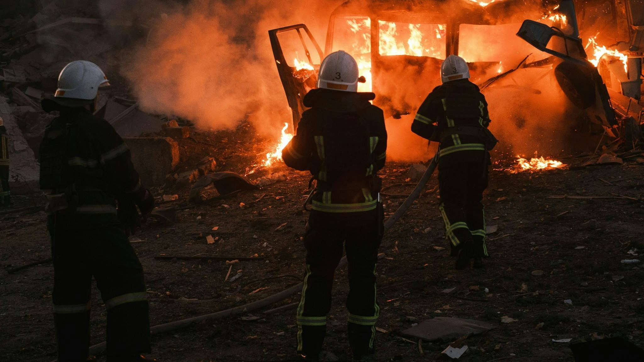 Nach russischem Beschuss löschen Feuerwehrleute einen Brand in der Stadt Mykolajiw. Foto: dpa/Ivanchenko