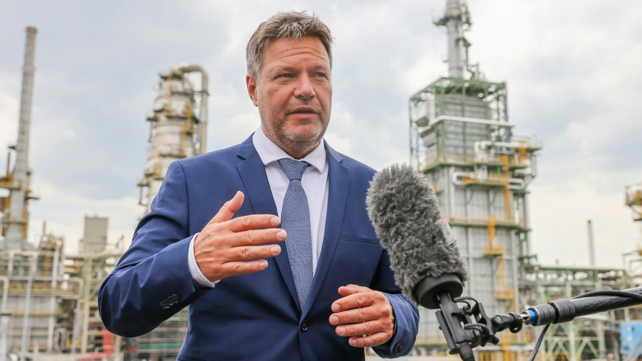 Robert Habeck (Bündnis 90/Die Grünen), Bundesminister für Wirtschaft und Klimaschutz, besucht die Total Raffinerie Leuna. Foto: dpa/Woitas