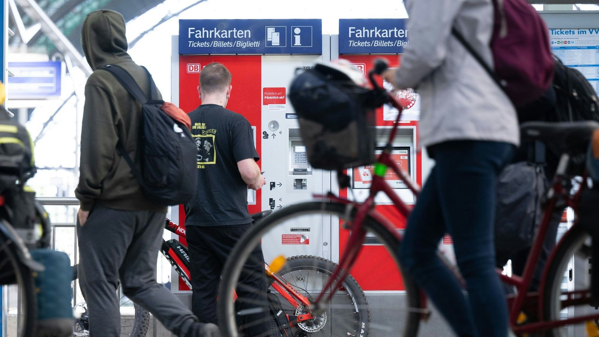 Bahn und Fahrrad sollen besser miteinander kombinierbar werden, fordern Bahn-Verbände und Unternehmen. Foto: dpa/Kahnert