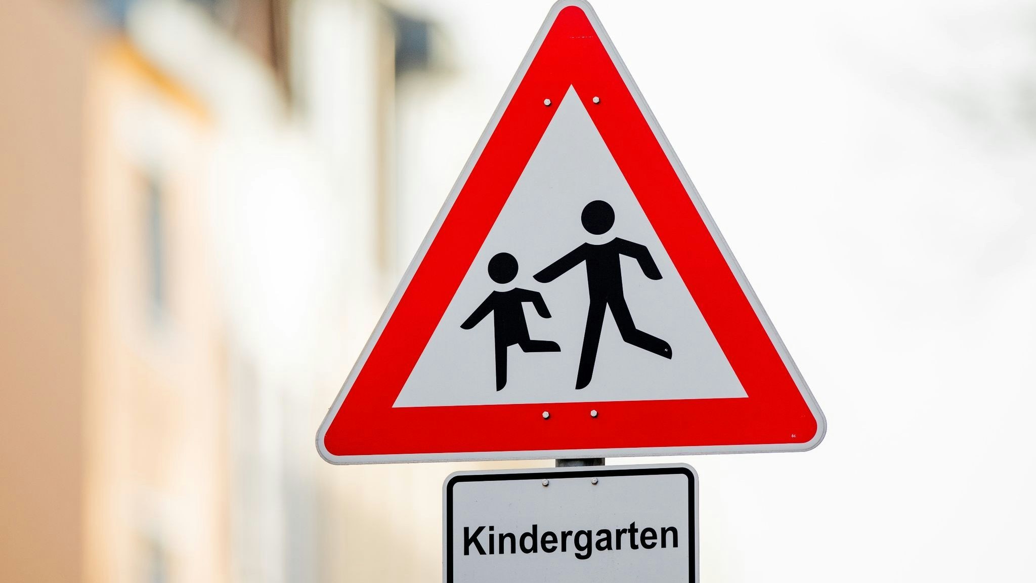Ein Verkehrsschild mit dem Hinweis "Kindergarten" steht vor einer Kindertagesstätte. Foto: dpa/Vennenbernd