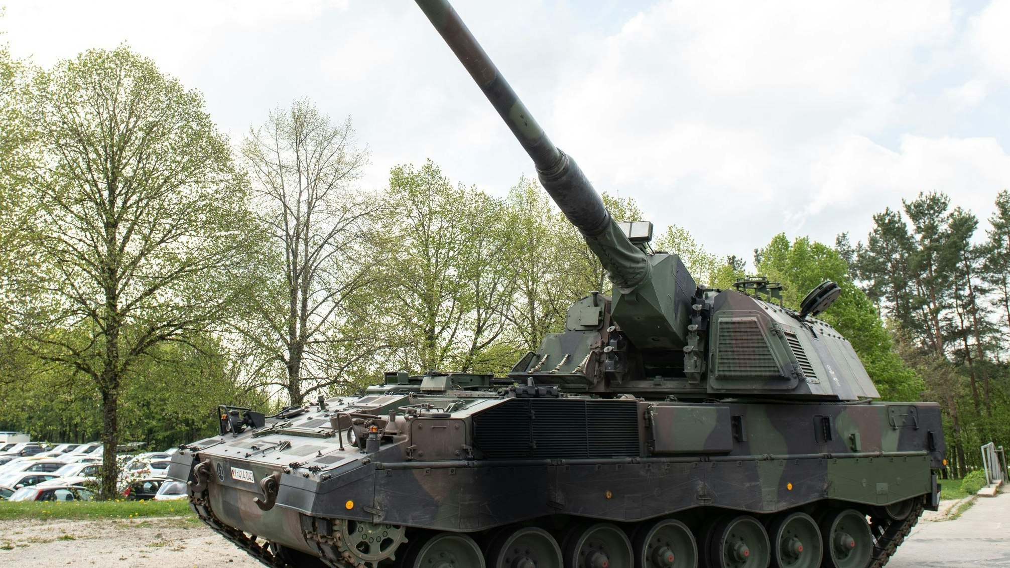 Eine Panzerhaubitze 2000 steht auf dem Gelände der Albkaserne. Foto: dpa/Stein