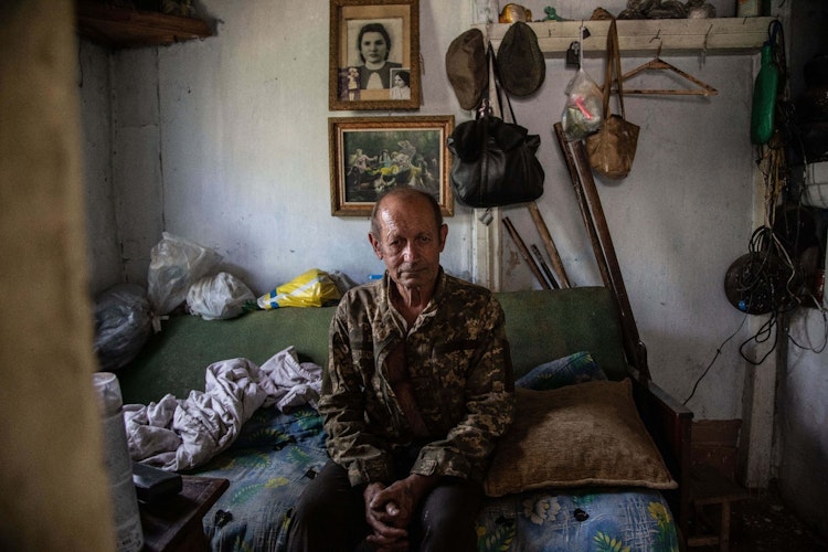 Der 62-jährige Sergii Dayneko wohnt in einer kleinen Werkstatt in Horenka, nachdem er während des russischen Angriffs sein Haus verloren hat. Foto: Michal BurzaZUMA Press Wiredpa