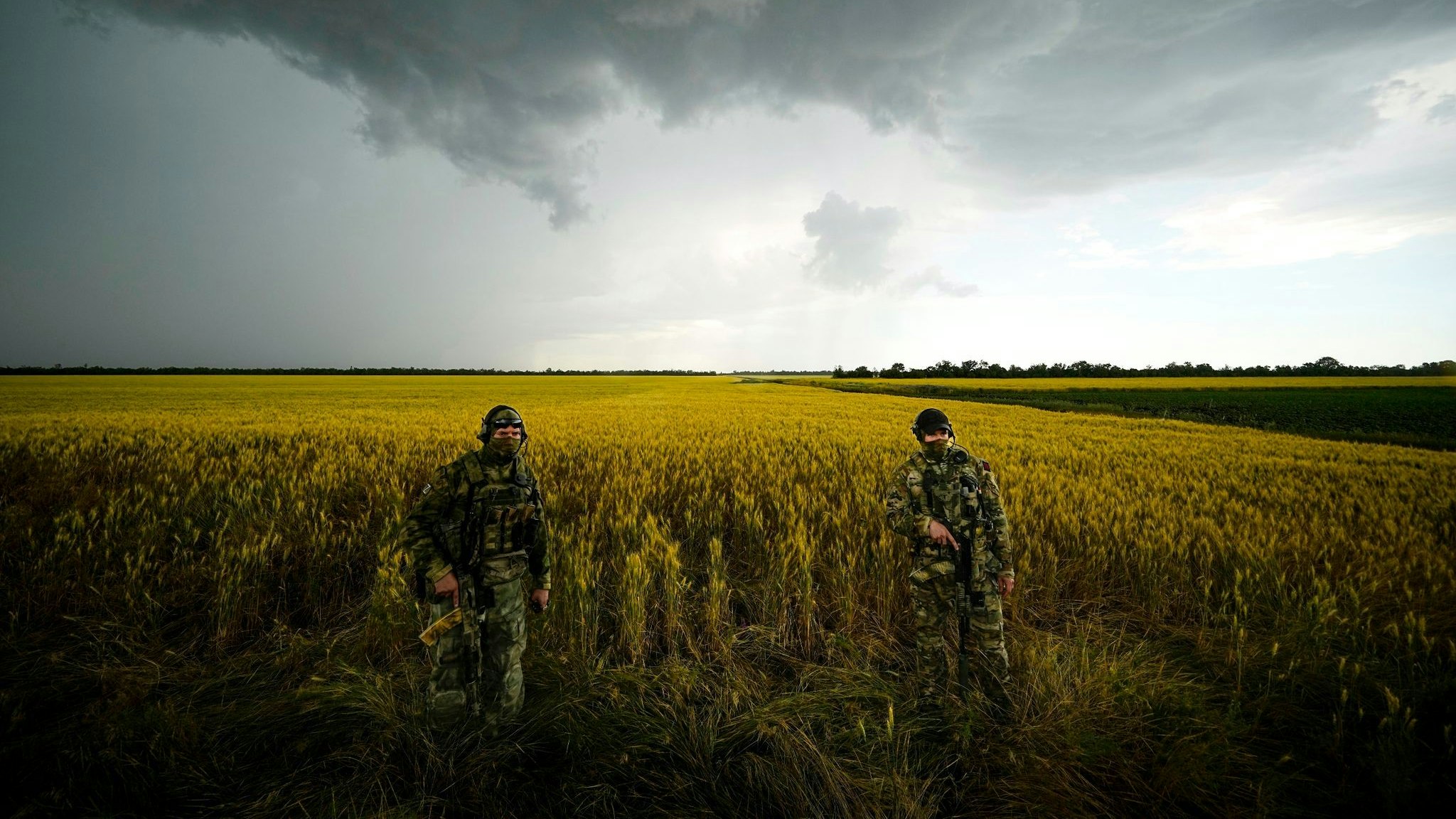 Russische Soldaten bewachen ein Gebiet neben einem Weizenfeld bei Saporischschja. Foto: dpa