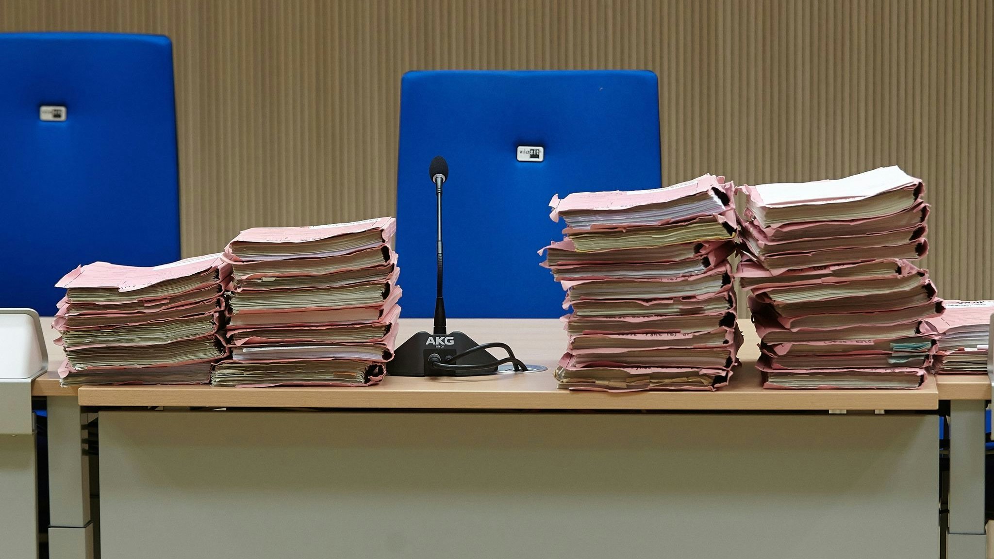 Prozessakten liegen in einem Gerichtssaal. Foto: dpa/Frey